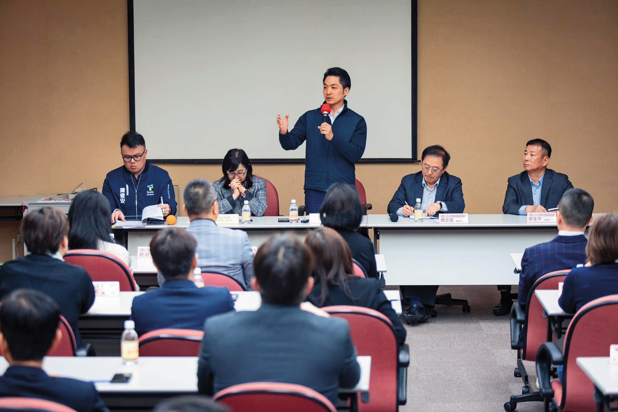 例行的市政會議,與不定期的市長室會議,是蔣發想市政的雙引擎。(翻攝蔣萬安臉書)