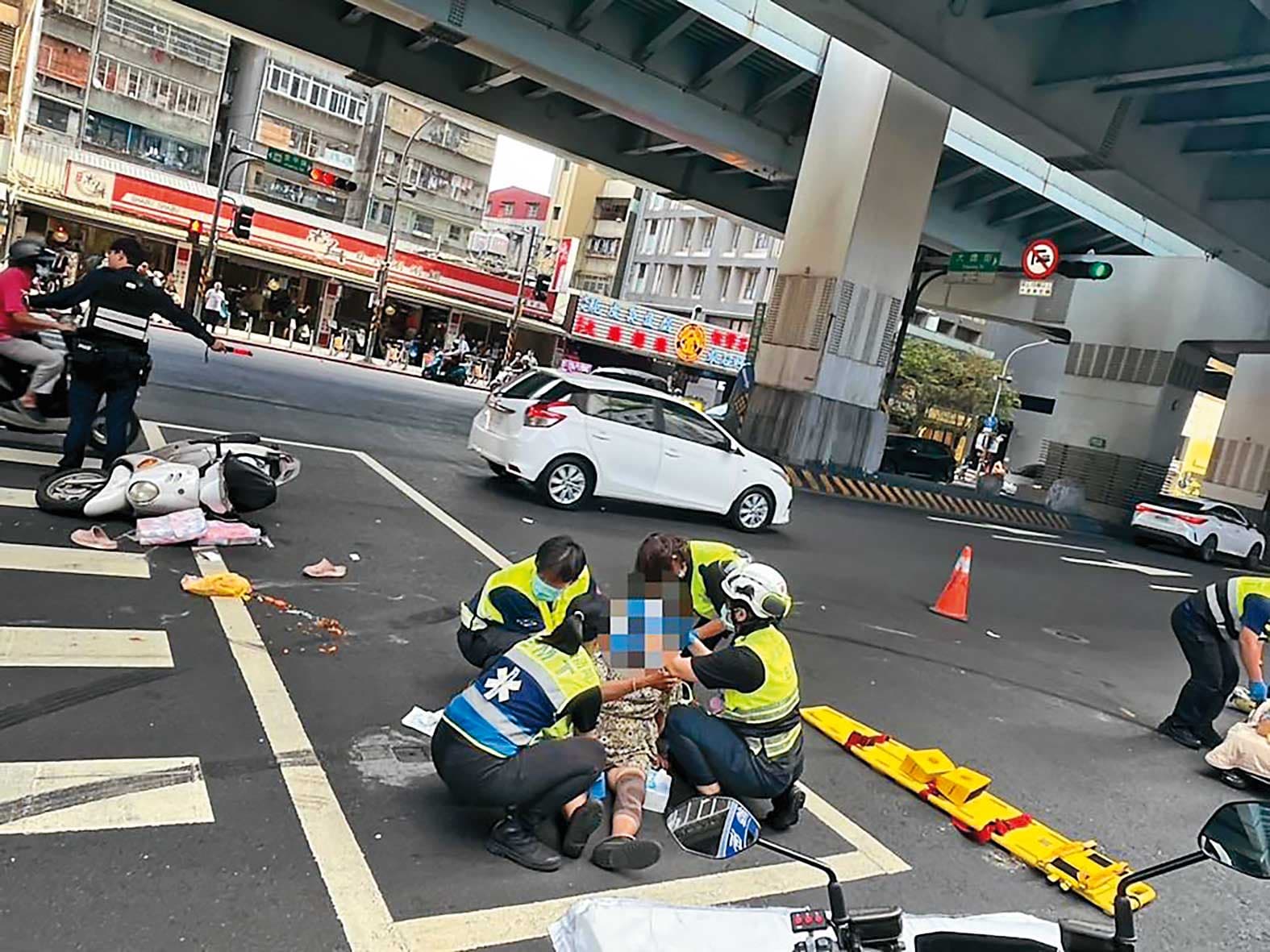 上月23日,新北中和王姓男子毒駕失控自撞,再倒車撞上共乘機車的姊妹,為了逃逸竟還加速前進輾壓2人。(翻攝畫面)