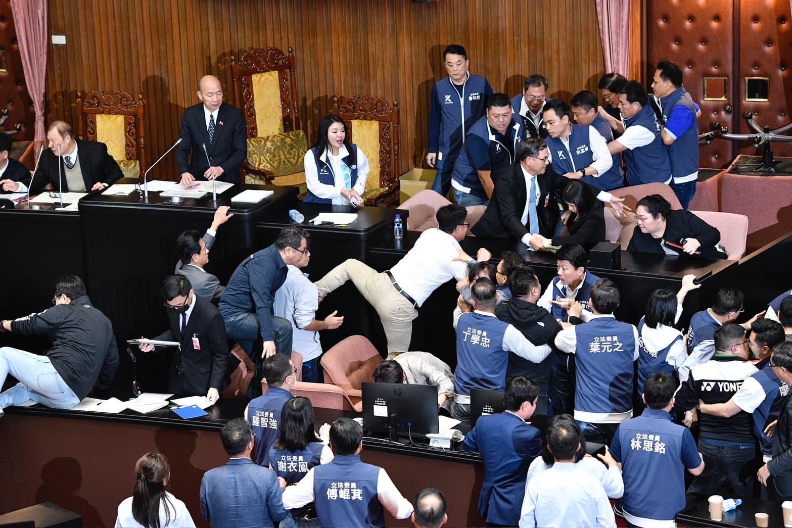 藍綠今為國會改革法案審查爆發主席台衝突。