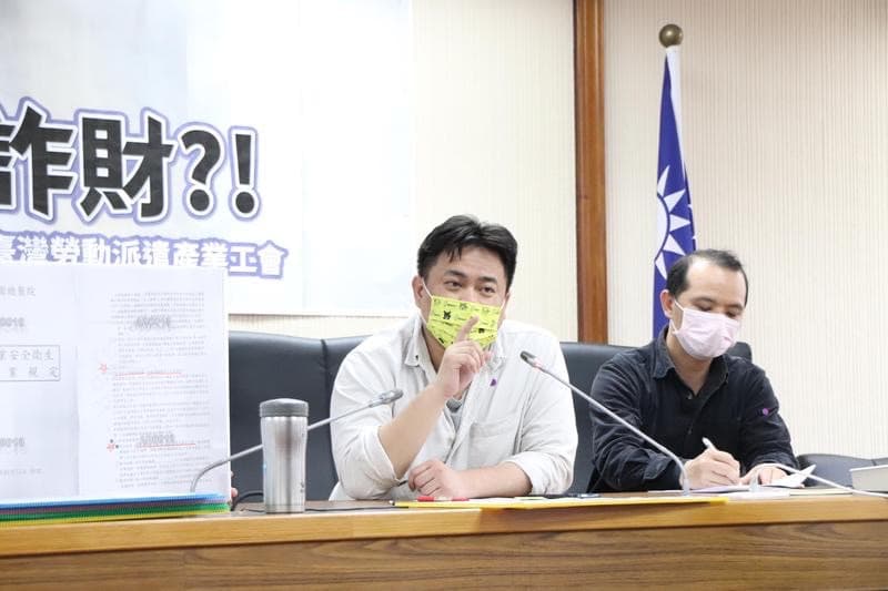 立委洪申翰2022年4月召開記者會為勞工發聲,希望內政部重視「偽合作社」問題。(讀者提供)