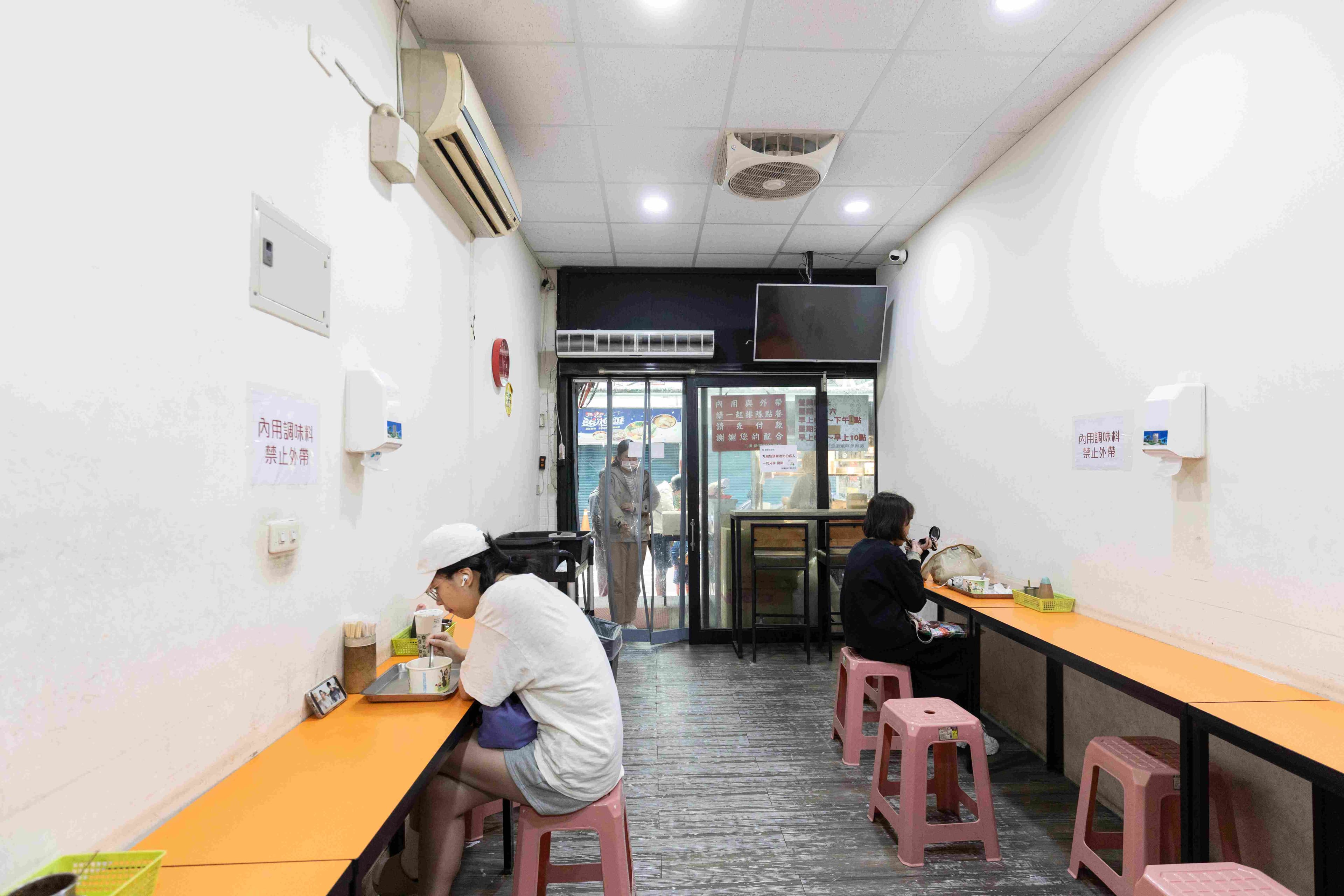 店裡只有兩排面牆的長桌,可以內用,但大部分人都是外帶回家享用。