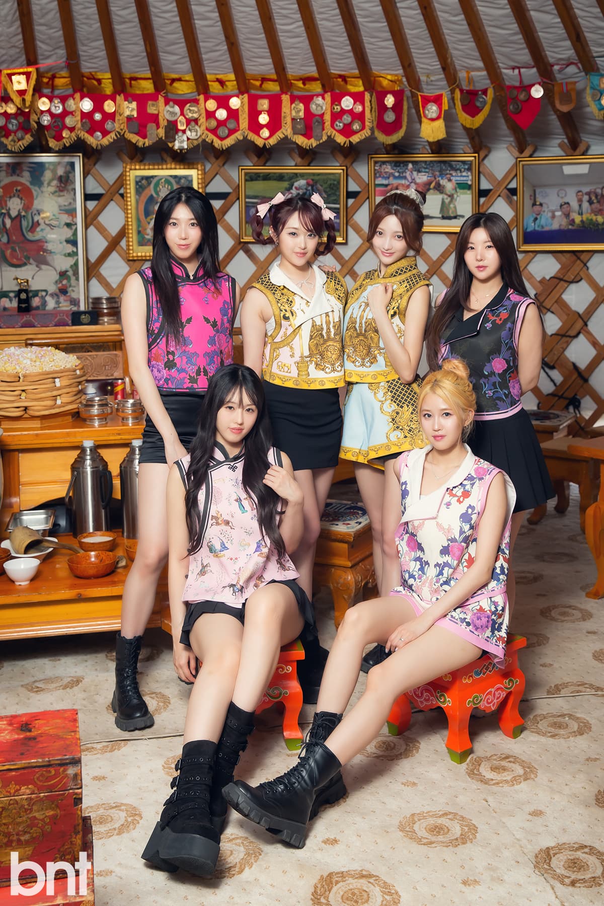 韓國女團ily:1成員們聊起台灣美食超開心,LONA和ELVA打算帶成員們一起迺夜市。(J&B Entertainment提供)