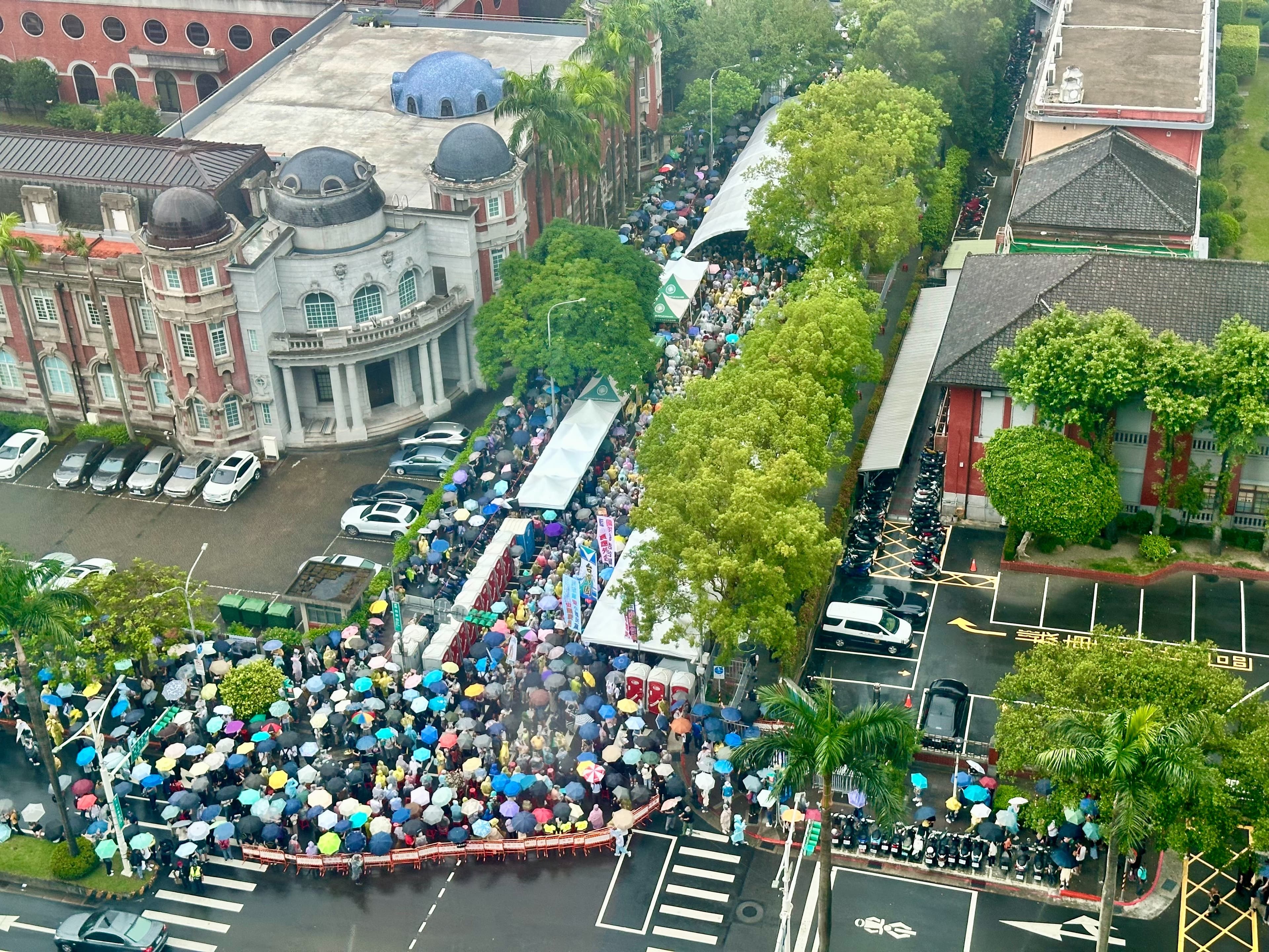 立法院外訴求反黑箱、要求實質討論法案的民眾不斷,從青島東路外溢至中山南路。