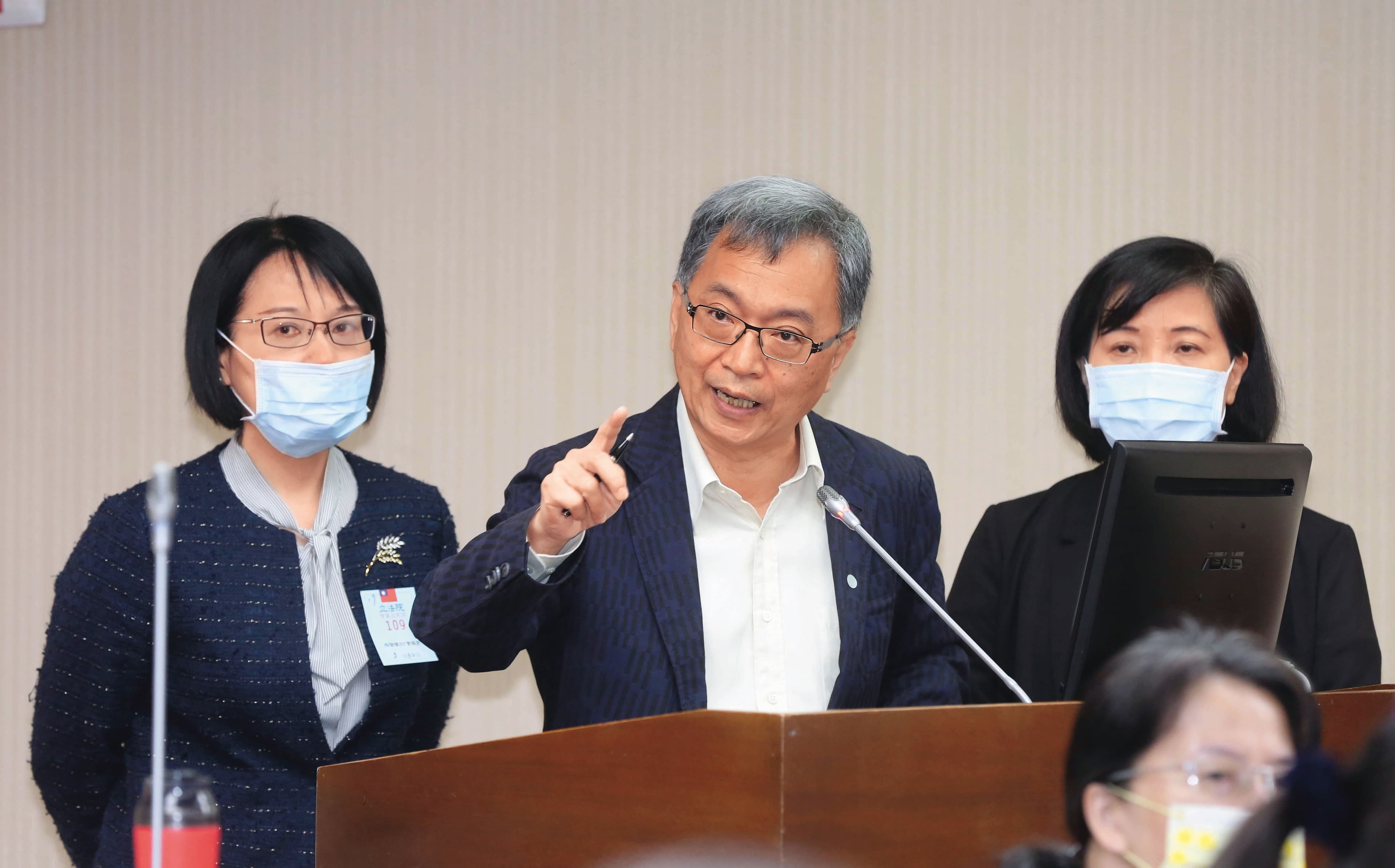 前衛福部長薛瑞元(中)因部桃遭駭面對立委質詢時,否認昱誠有任何中資背景,並表示會再精進部醫系統的資安工作。