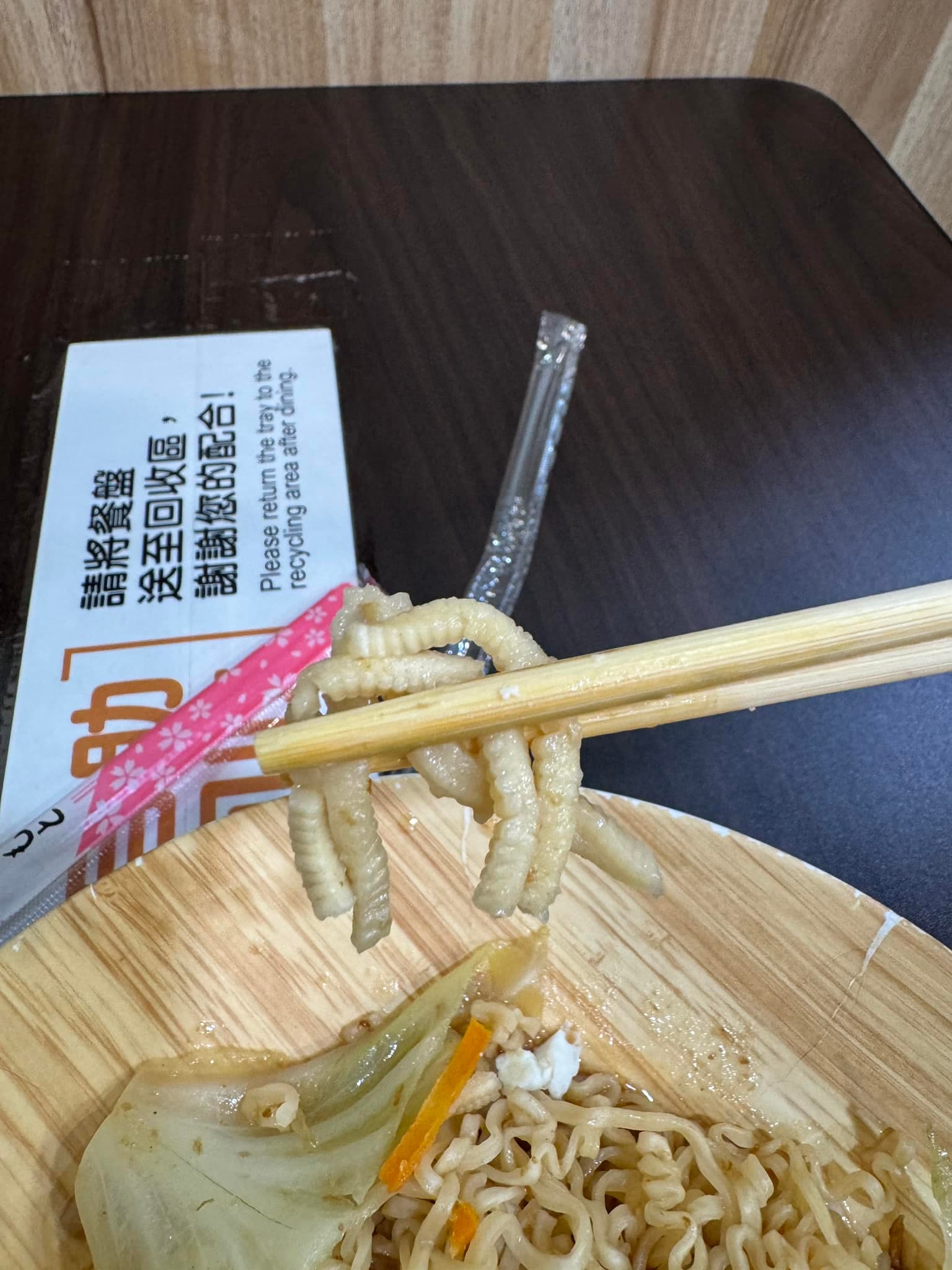 有網友po自己喜歡吃的瑕疵泡麵麵條,認為這種麵體「口感好棒」,有許多人看到後紛紛嚇歪。(翻攝自泡麵公社 泡麵俱樂部)