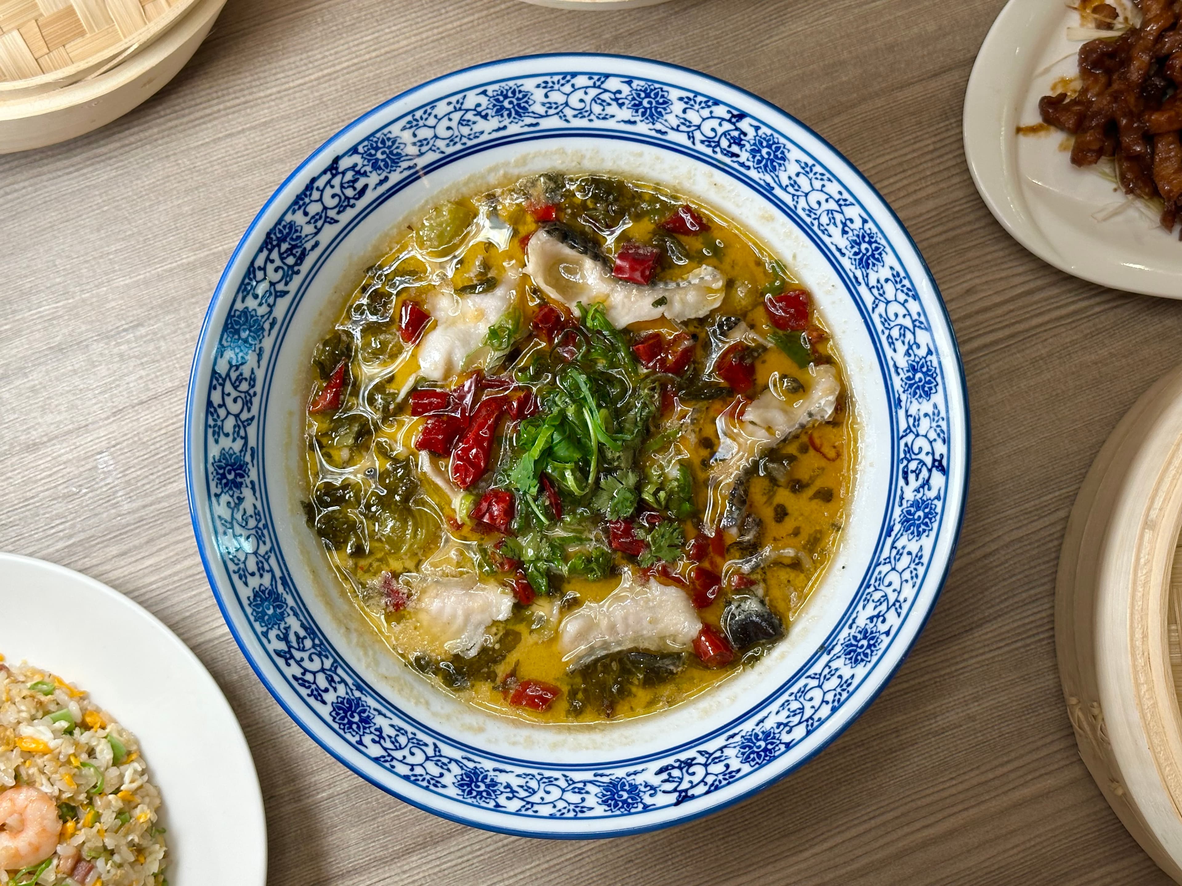 也頗受歡迎的「私房酸菜魚」,融入客家酸菜的發酵香氣,魚肉細嫩有味。(528元/小份)
