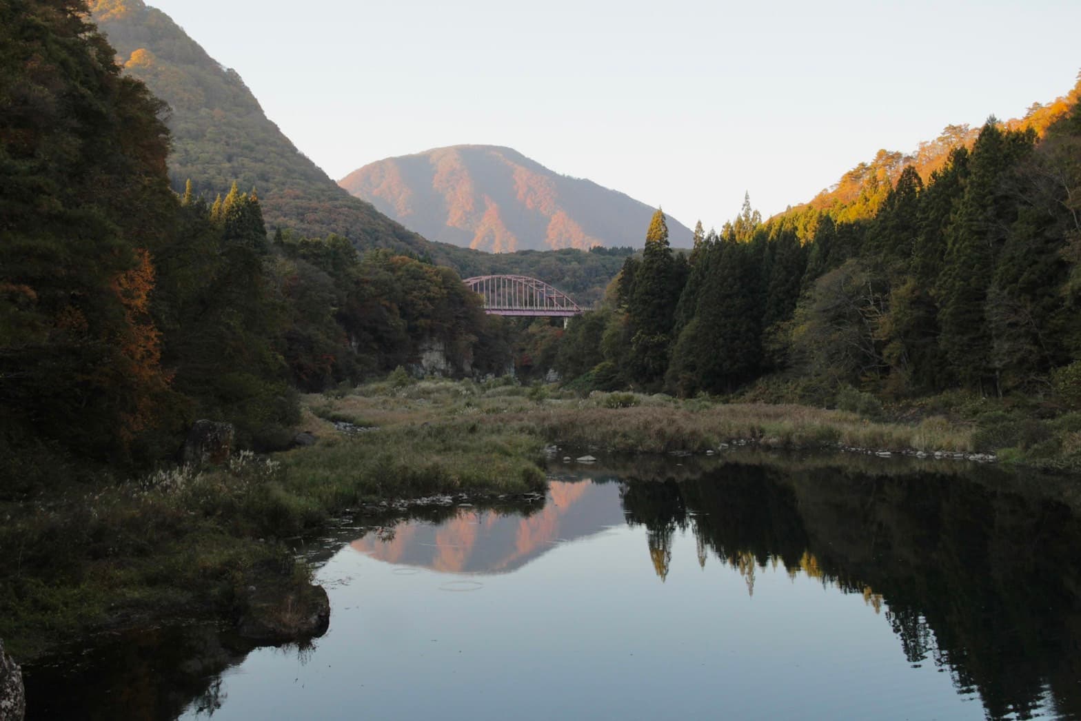 吊橋上的水鏡美景之一,遠遠還能看到列車鐵橋。