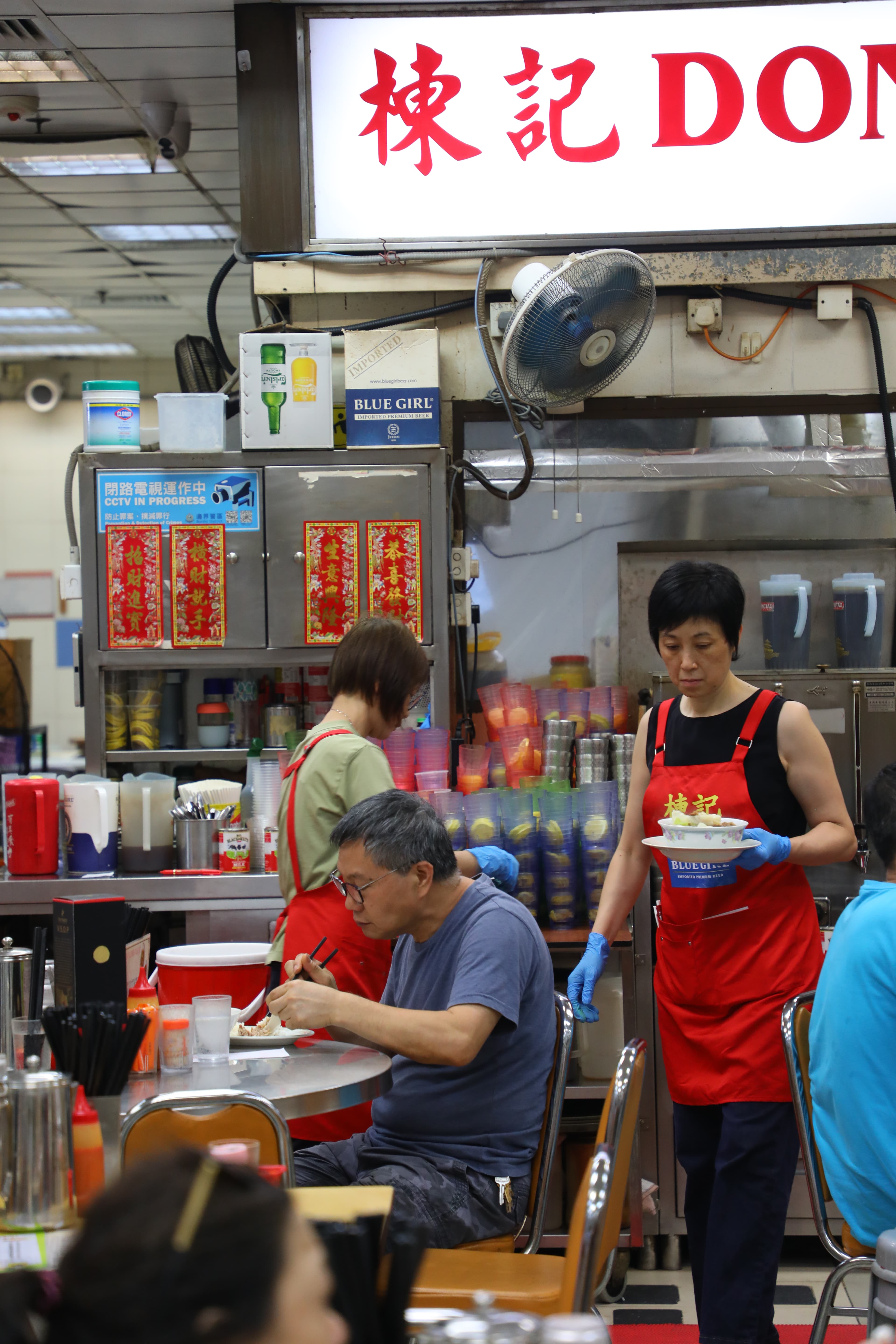 用餐時段,店員非常忙碌,穿梭在各桌之間。