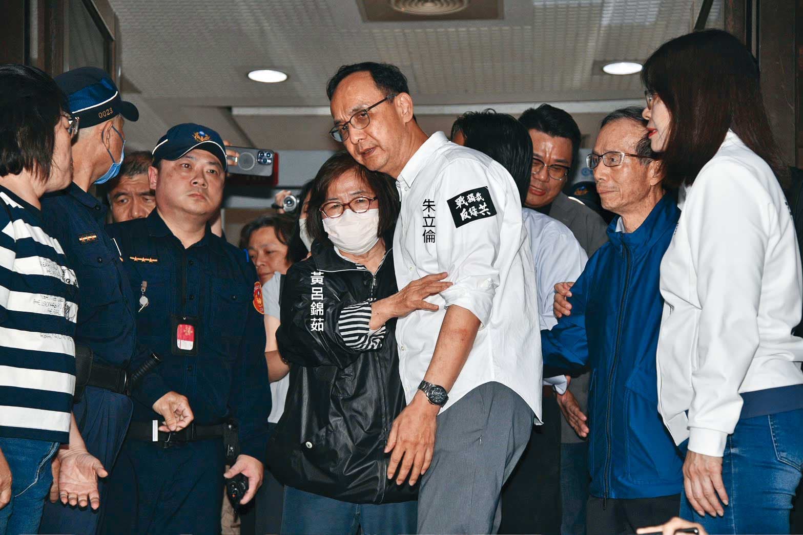 國民黨台北市黨部遭搜索,主委黃呂錦茹獲無保請回後滿臉驚恐。(鏡報新聞網)