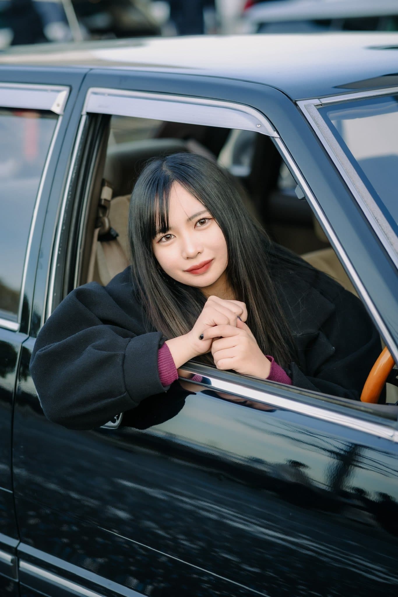 里咲與愛車合影。(翻自X平台)