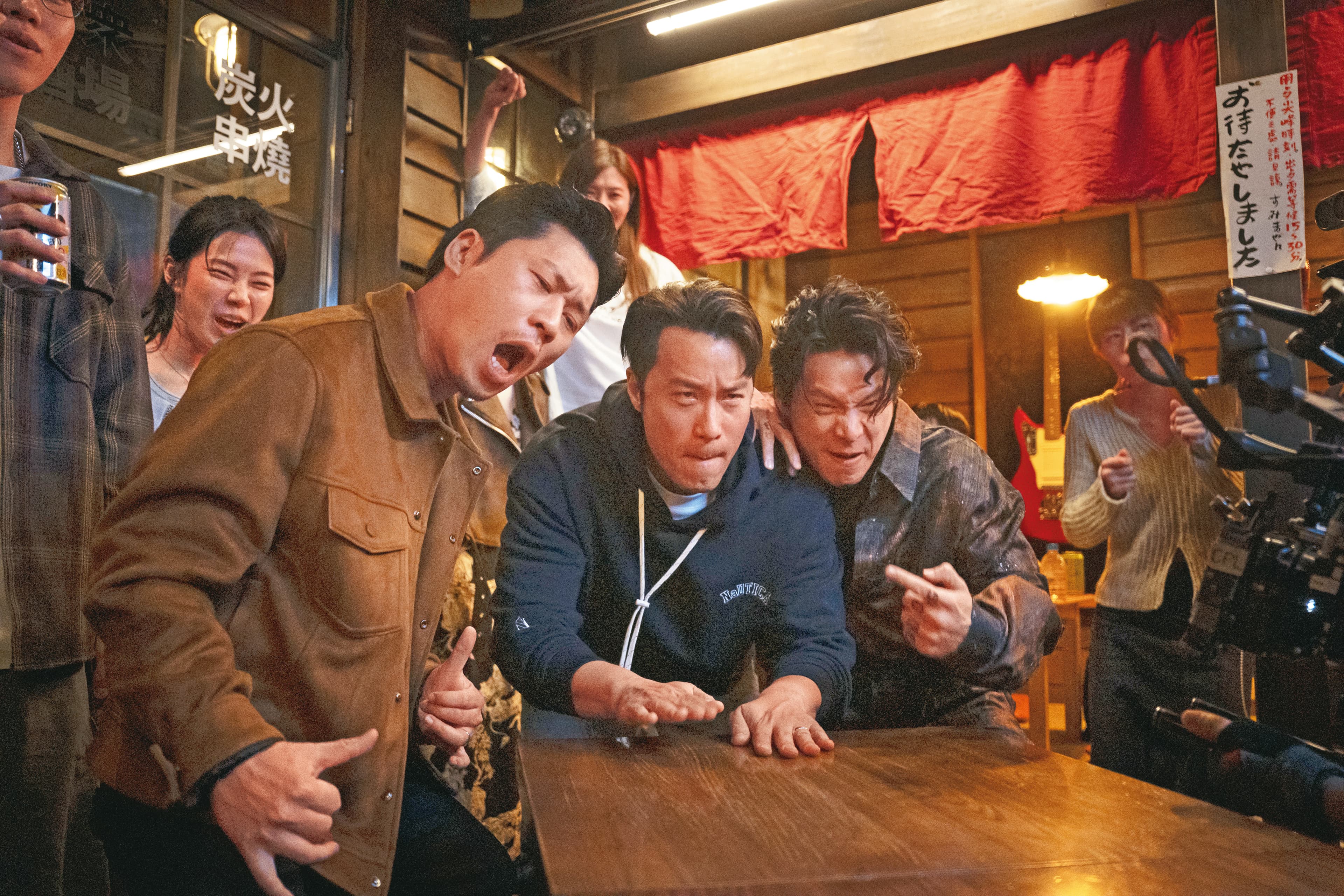 在戲裡,黃迪揚(前排左起)、張孝全與姚淳耀從年輕到中年都是好哥兒們。(公視提供)