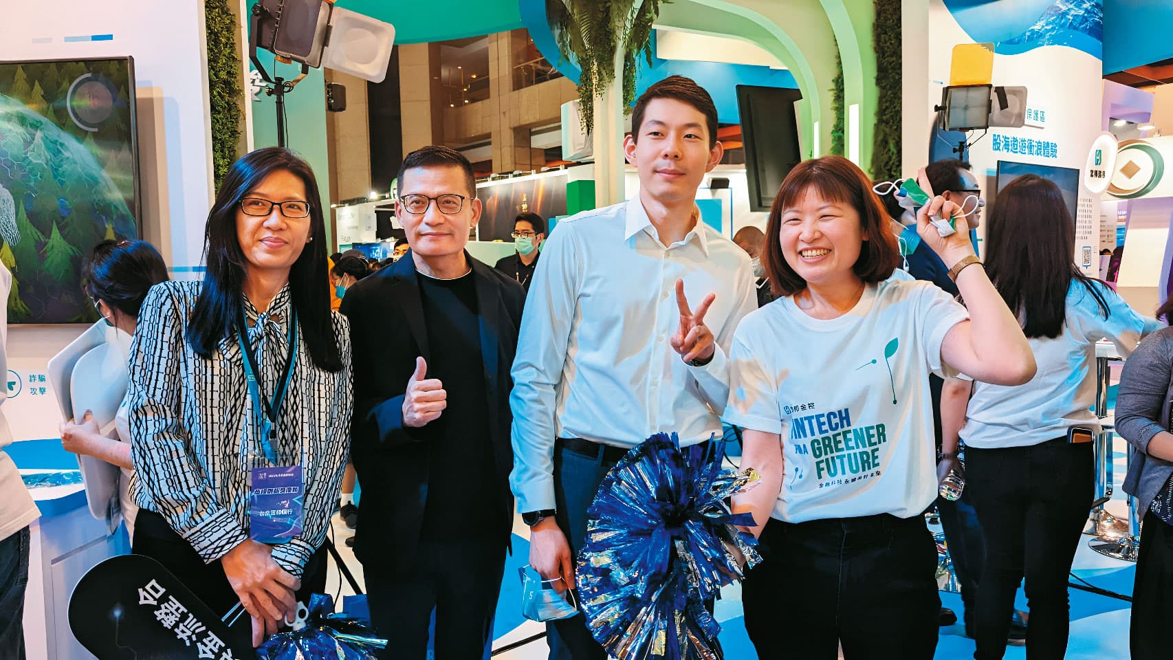 蔡承道(右2)前年底正式進入富邦金歷練,目前任職創新處處長。(聯合知識庫)