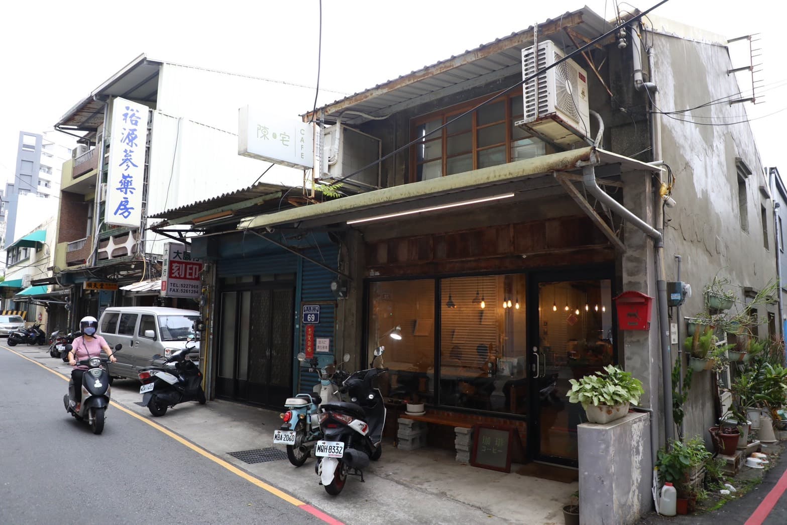 鄰近竹蓮市場的老屋咖啡「陳宅CAFÉ」溫柔佇立街道,成為躲避城市繁雜的午後去處。
