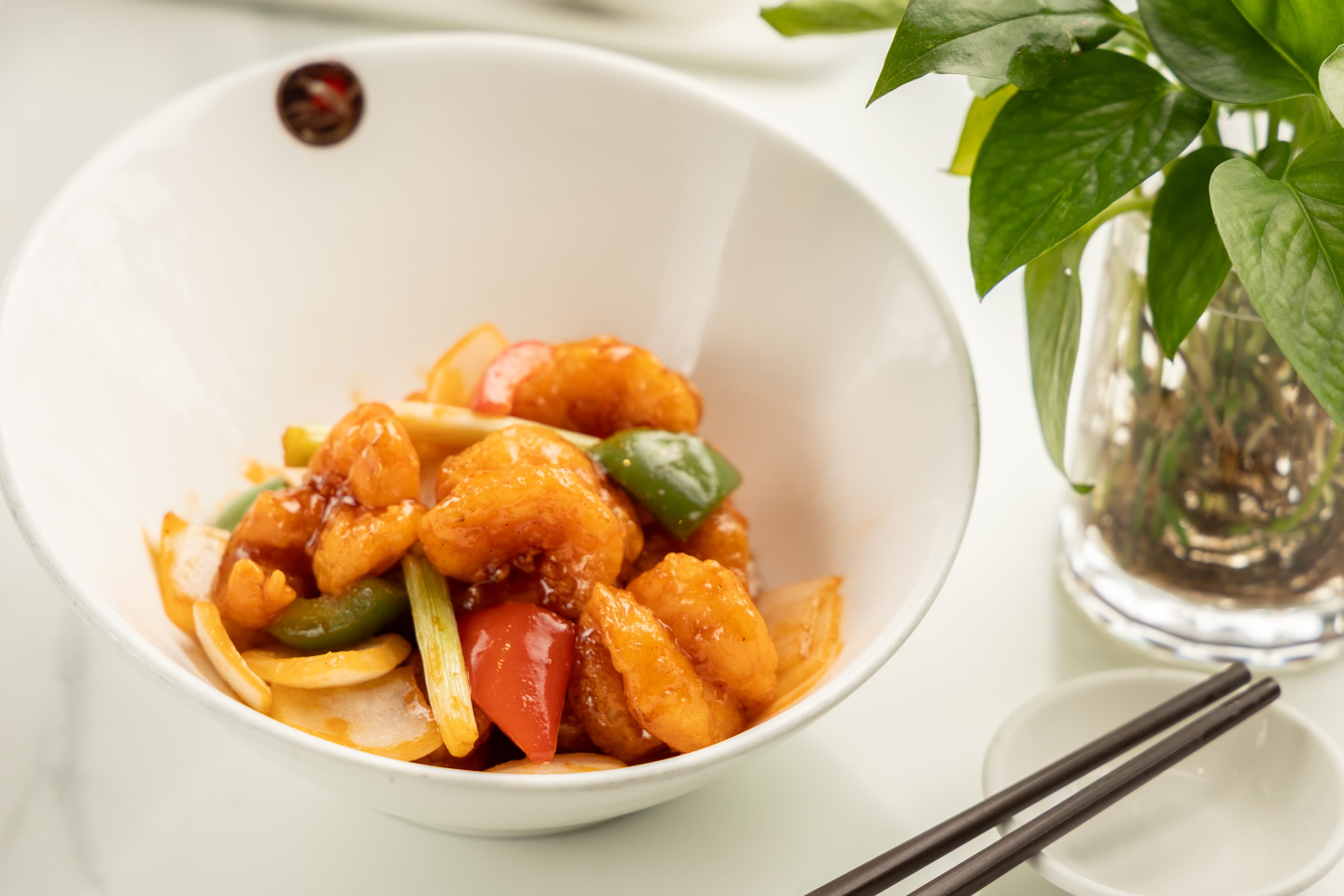 何洪記把咕噜肉改為「香蜜咕嚕蝦球」,一樣甜蜜可口,又多了蝦的鮮味。(港幣187元/份,約NT$703)