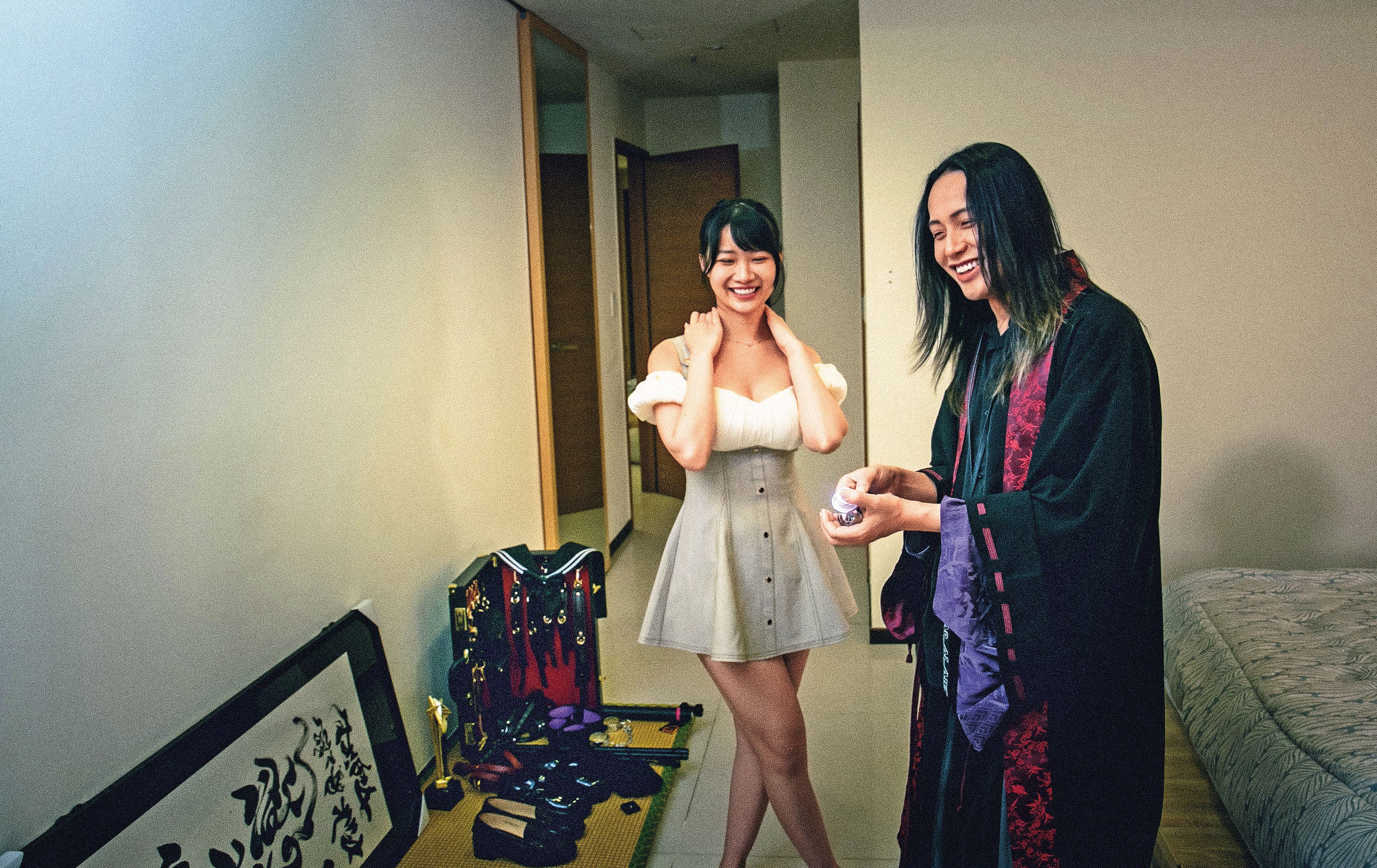小艾(右)約拍的女生都具有清純特質,尺度也看個人。此次合作的是北一女、香港科大畢業的AI女友平台創辦人婷婷(左)。