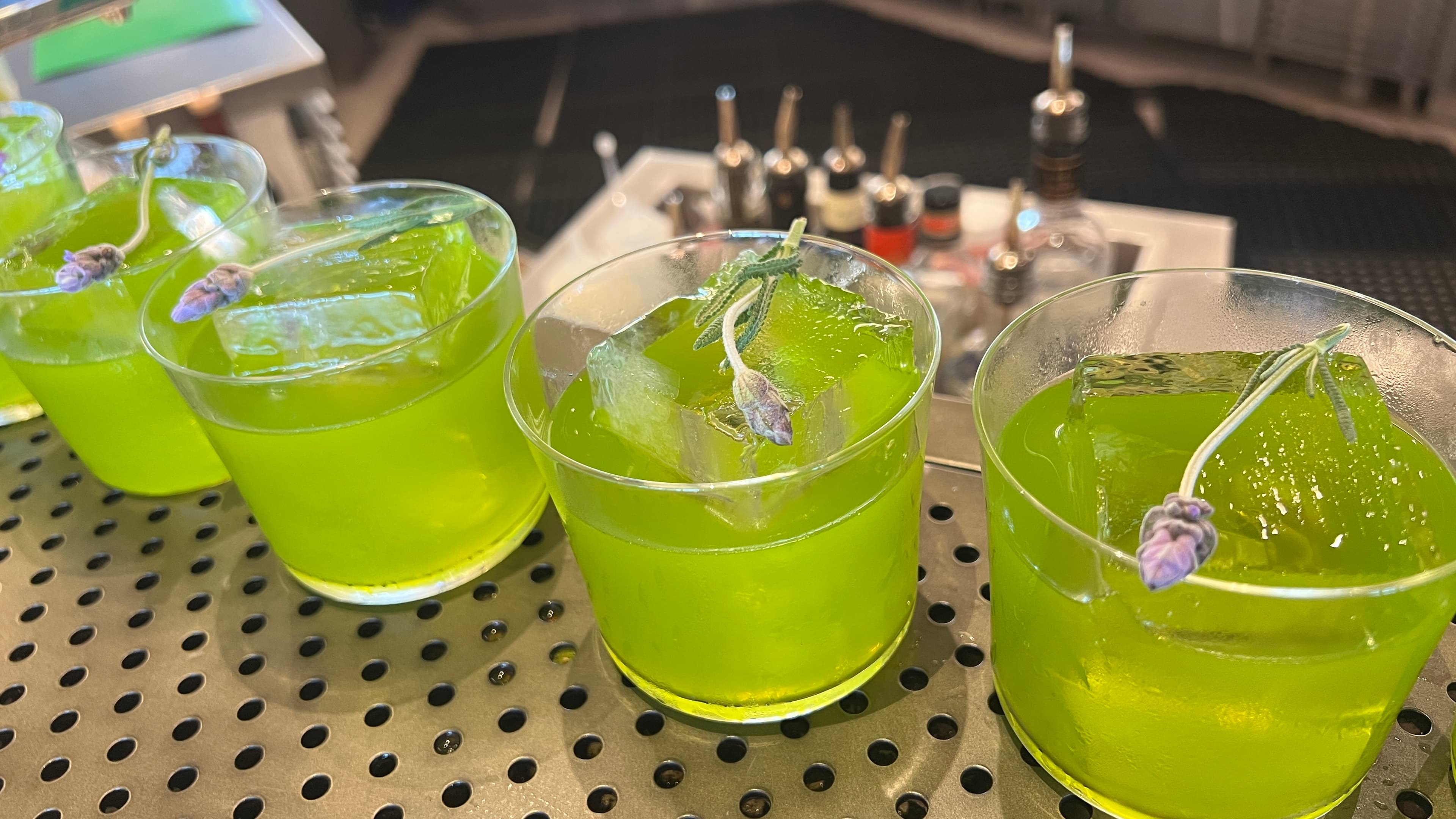 用大量羅勒與薰衣草添香的特調雞尾酒,相當清爽。(港幣168元/杯,約NT$669)