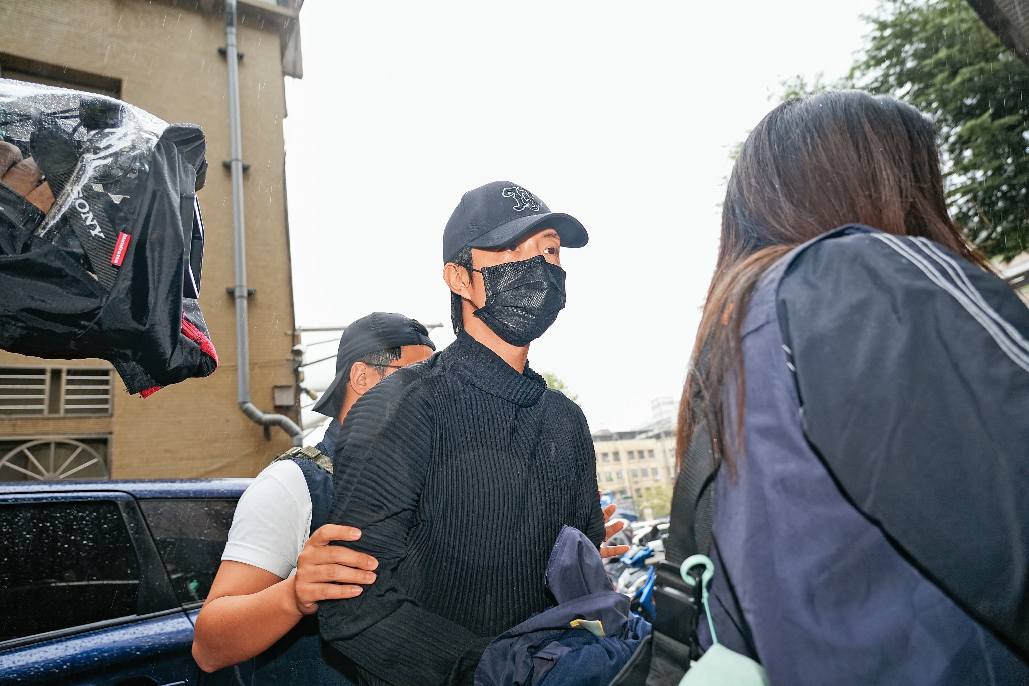 小杰才剛以《來吧!哪裡怕》拿下金鐘獎實境節目主持人獎,事隔4天卻爆出閃兵遭拘提。