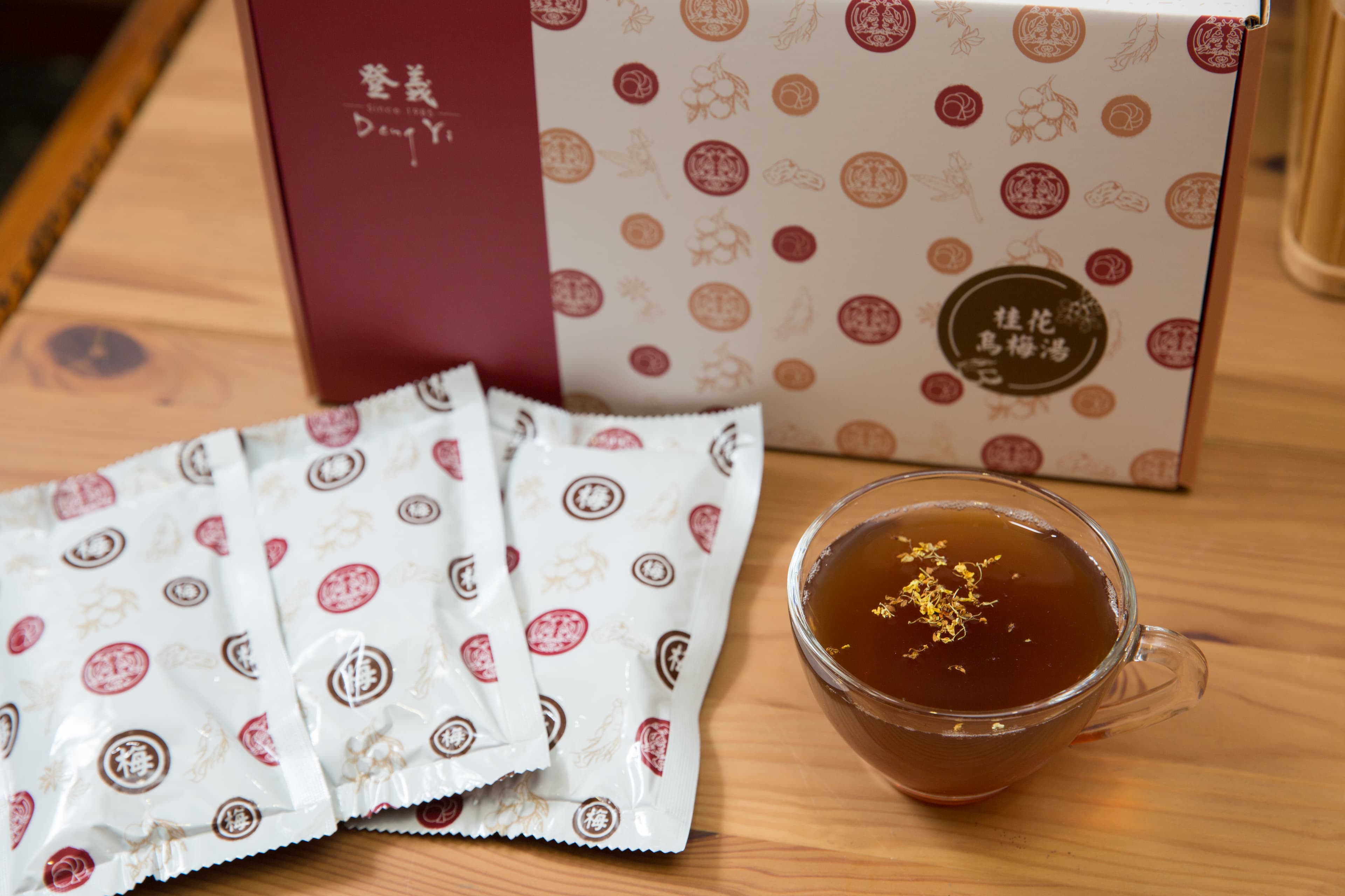為了方便連料理都沒時間的客人,登義推出濃縮版桂花烏梅湯,加水稀釋即可飲用。(桂花烏梅湯濃縮包600元/10+1入)
