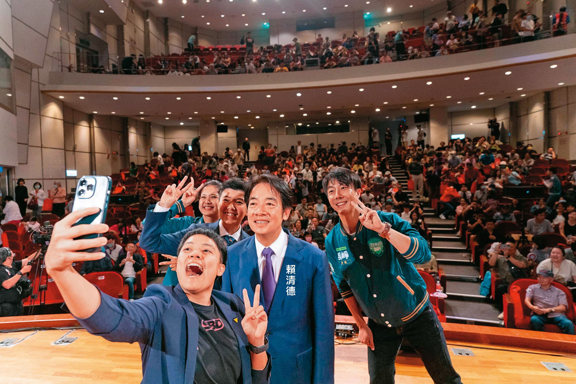 賴清德積極前進校園演講與青年互動,拓展中間選票。(賴清德團隊提供)