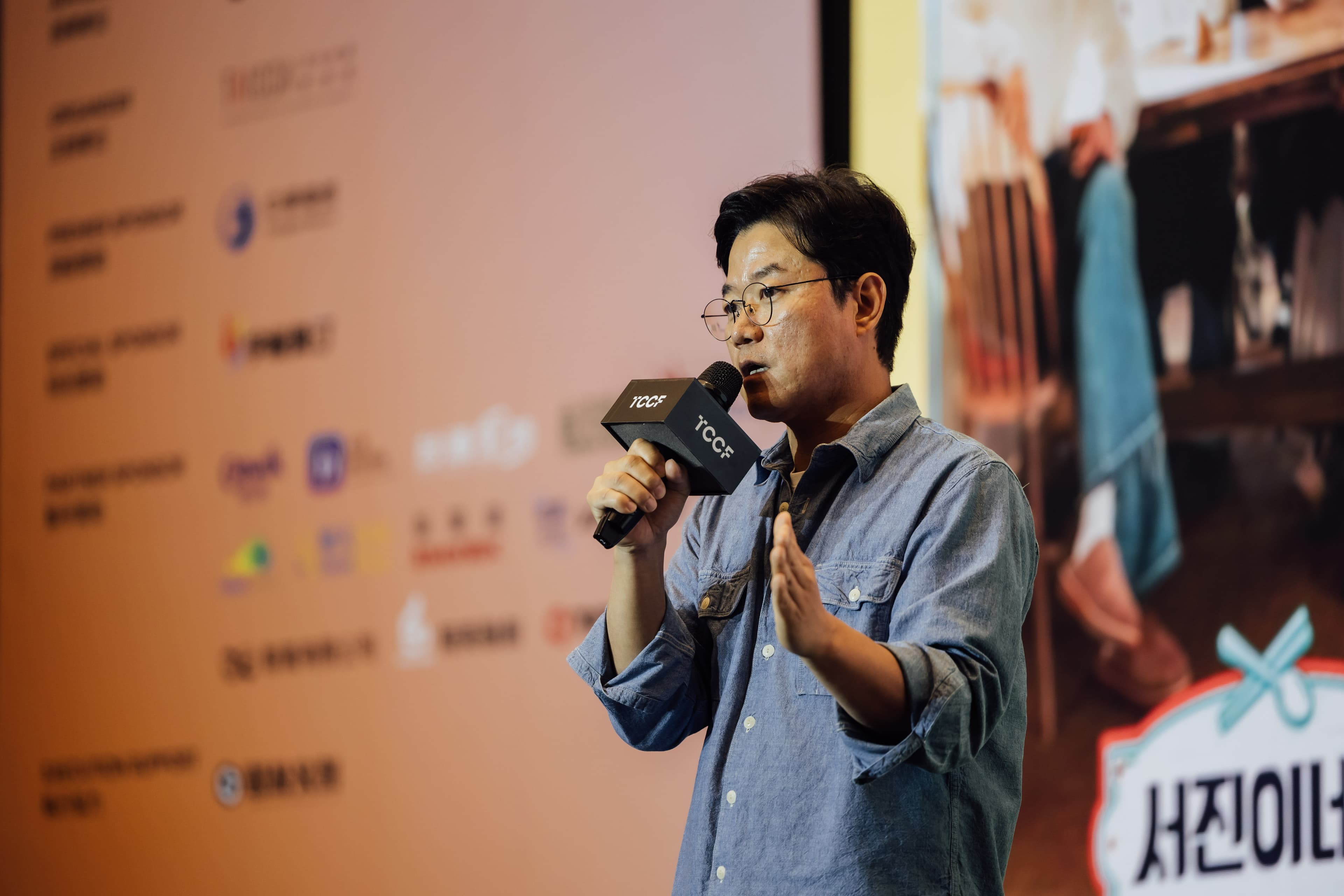 韓國綜藝王牌製作人羅暎錫受邀在「FORUM 國際論壇」分享個人製作綜藝節目的經驗與歷程。(文策院提供)