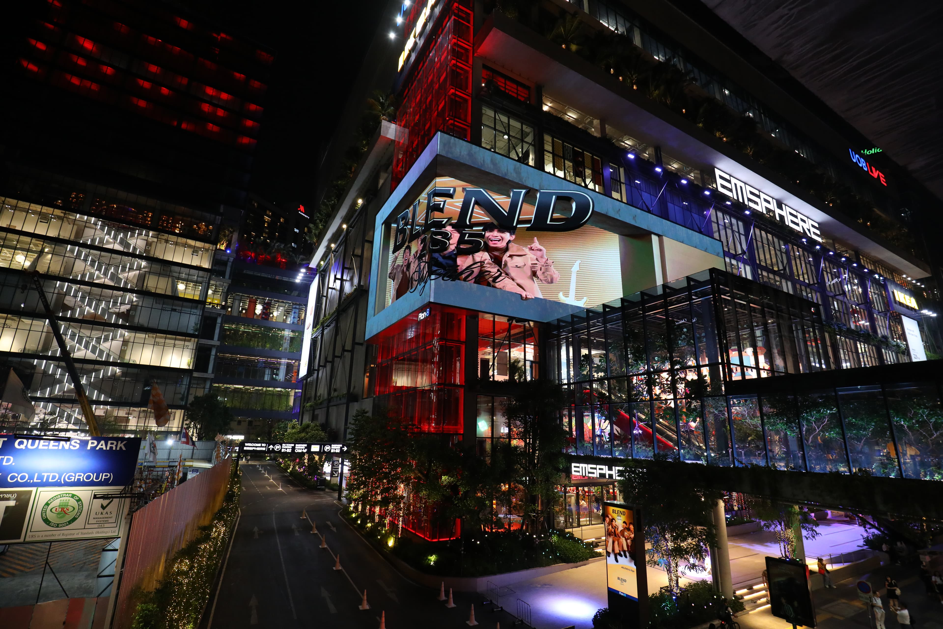 走夜店風的Emsphere,2023年底開幕,建築外的超大螢幕十分吸睛。