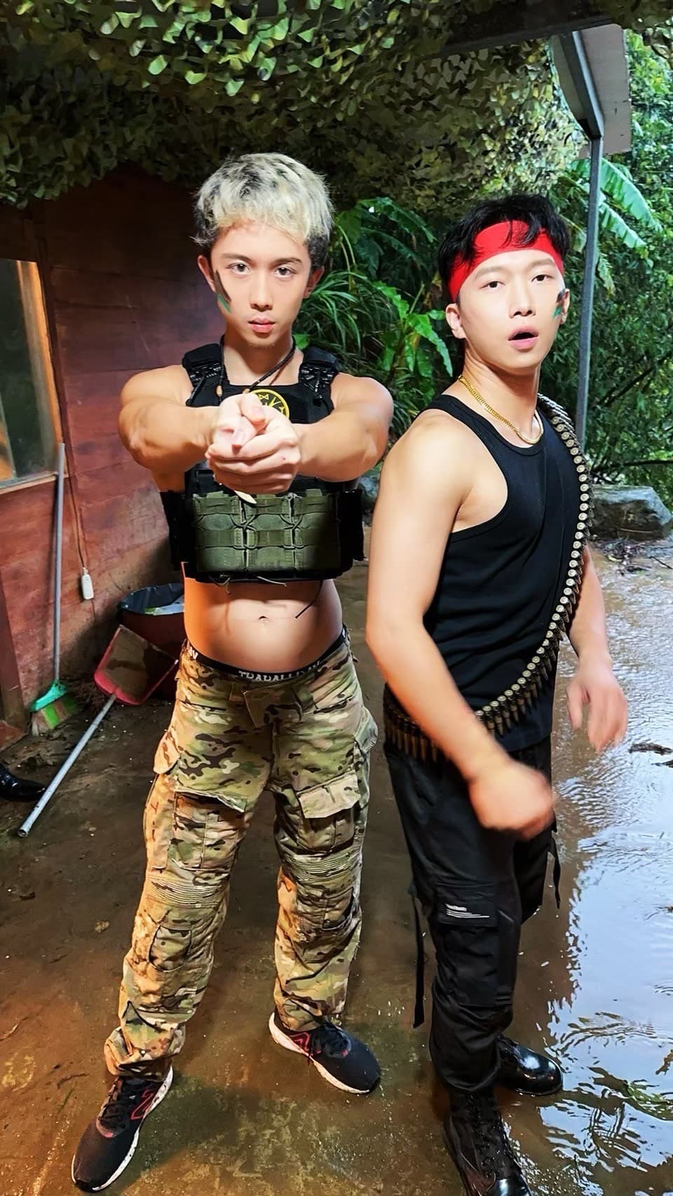 拍武打戲時,孫安佐拿起槍射擊,就像「殺神基努李維」,不過他的圓圓肚子相當吸睛。(周靄宏提供)
