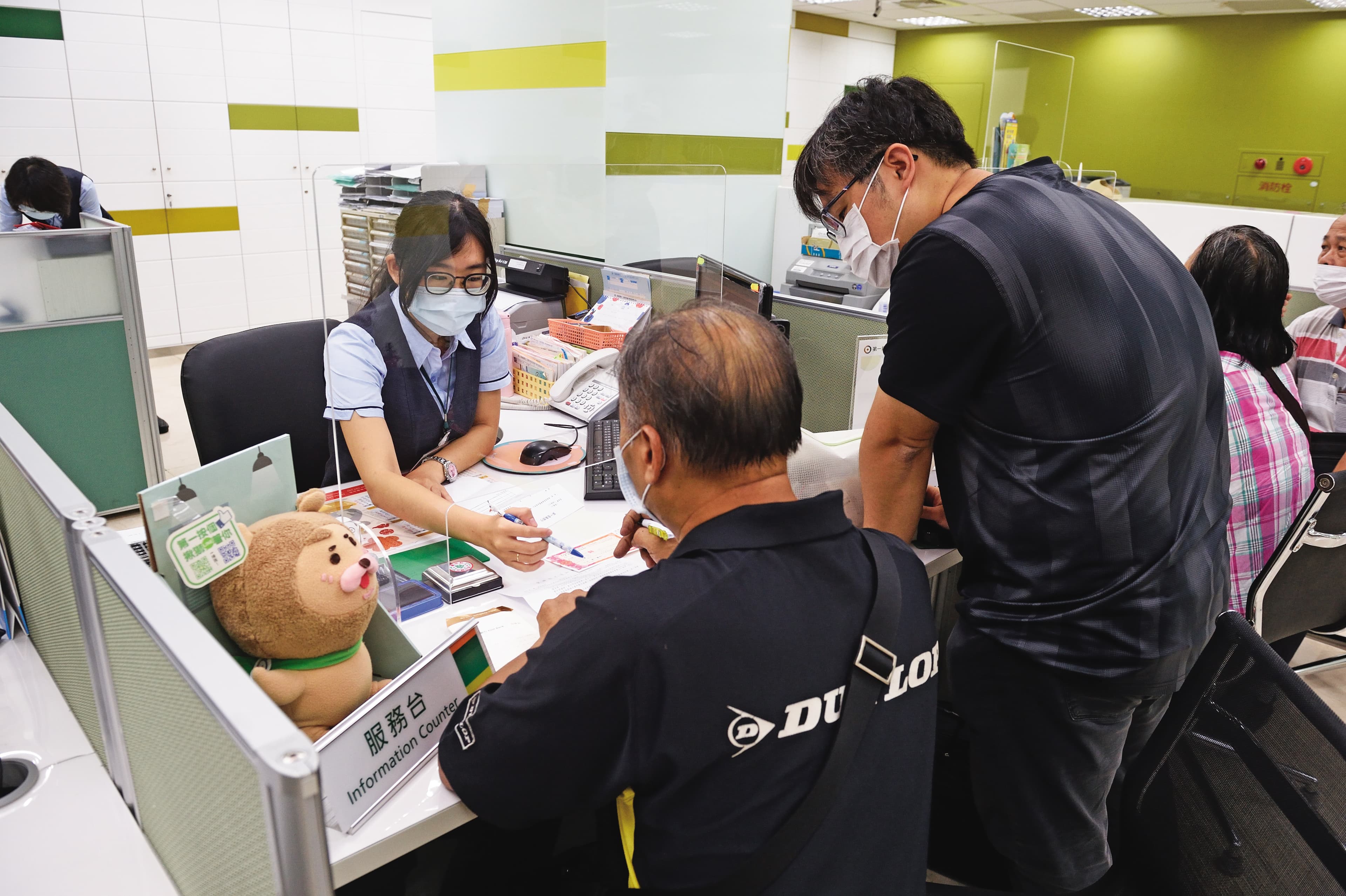 銀行祭出限貸令,調高利率或降低貸款成數,購屋民眾碰軟釘子。