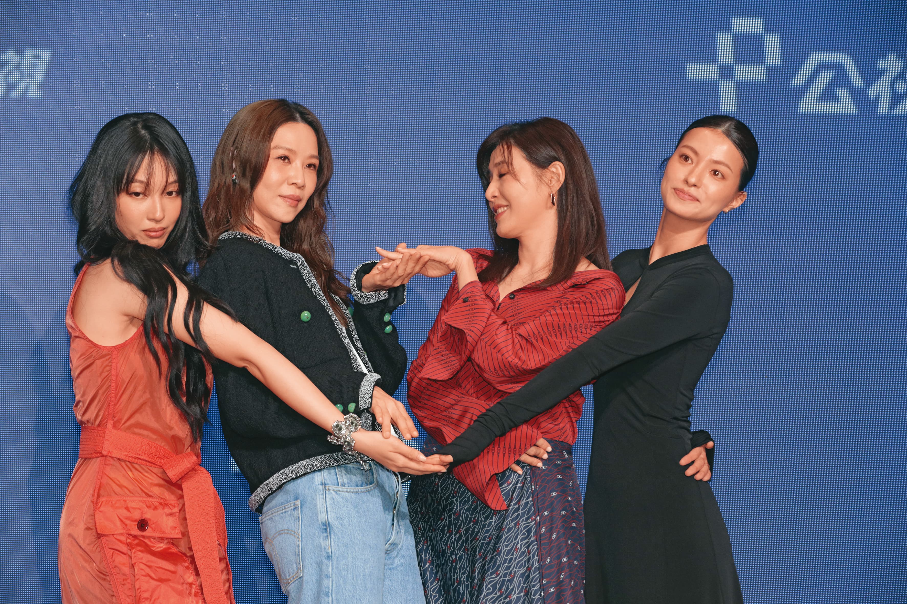 女神放一邊,八卦擺中間!謝盈萱(左二)、蘇慧倫(右二)閃開,C位讓給蒲禾菲(右一)!左一為王渝萱。