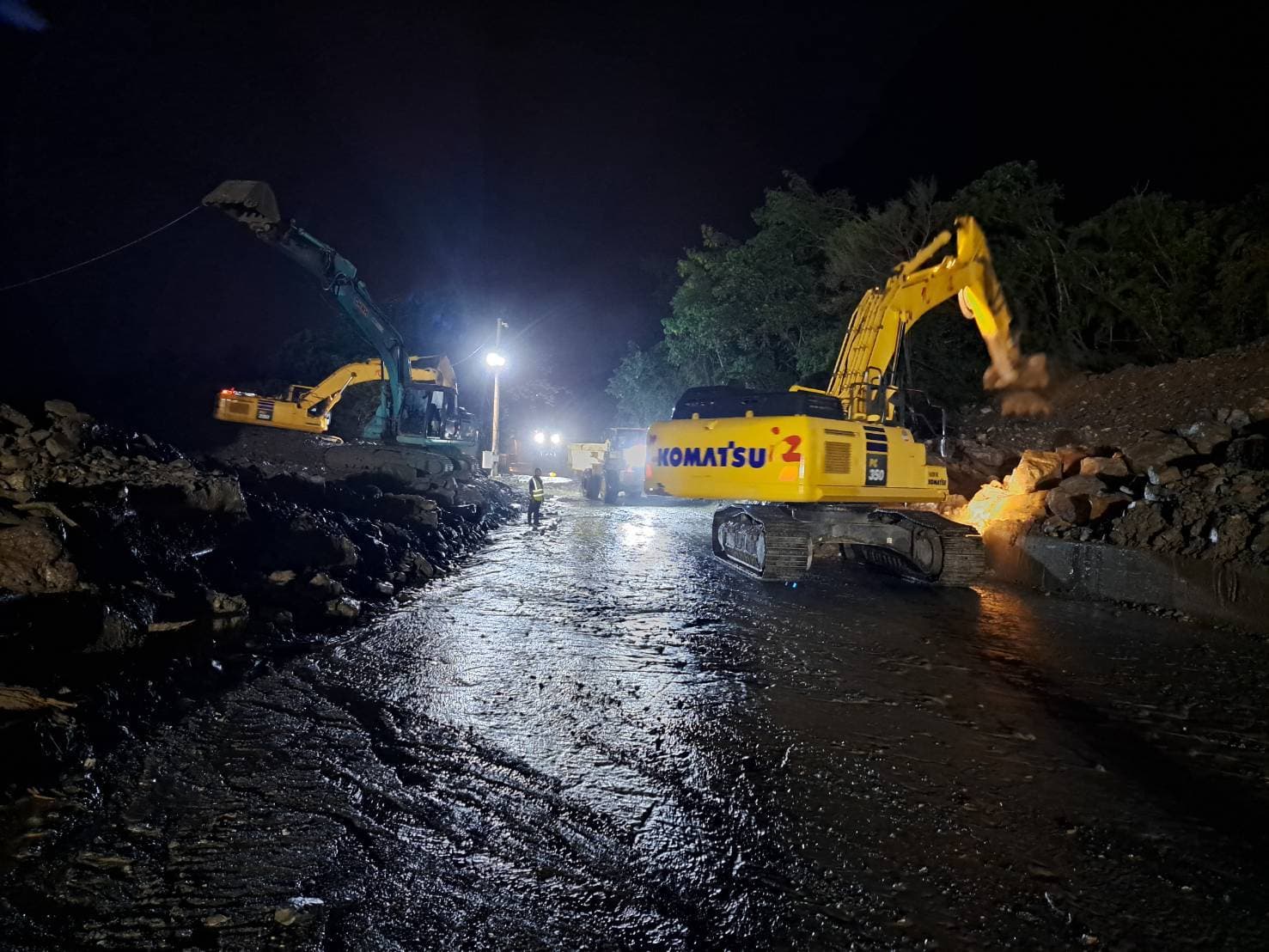 蘇花路廊風雨加劇,今日上午蘇澳至崇德及台9丁線蘇澳至和仁路段,實施預警性道路封閉「只出不進」;台鐵北迴線崇德至和仁間,同樣施預警性停駛。(翻攝自東區養護工程分局官網)