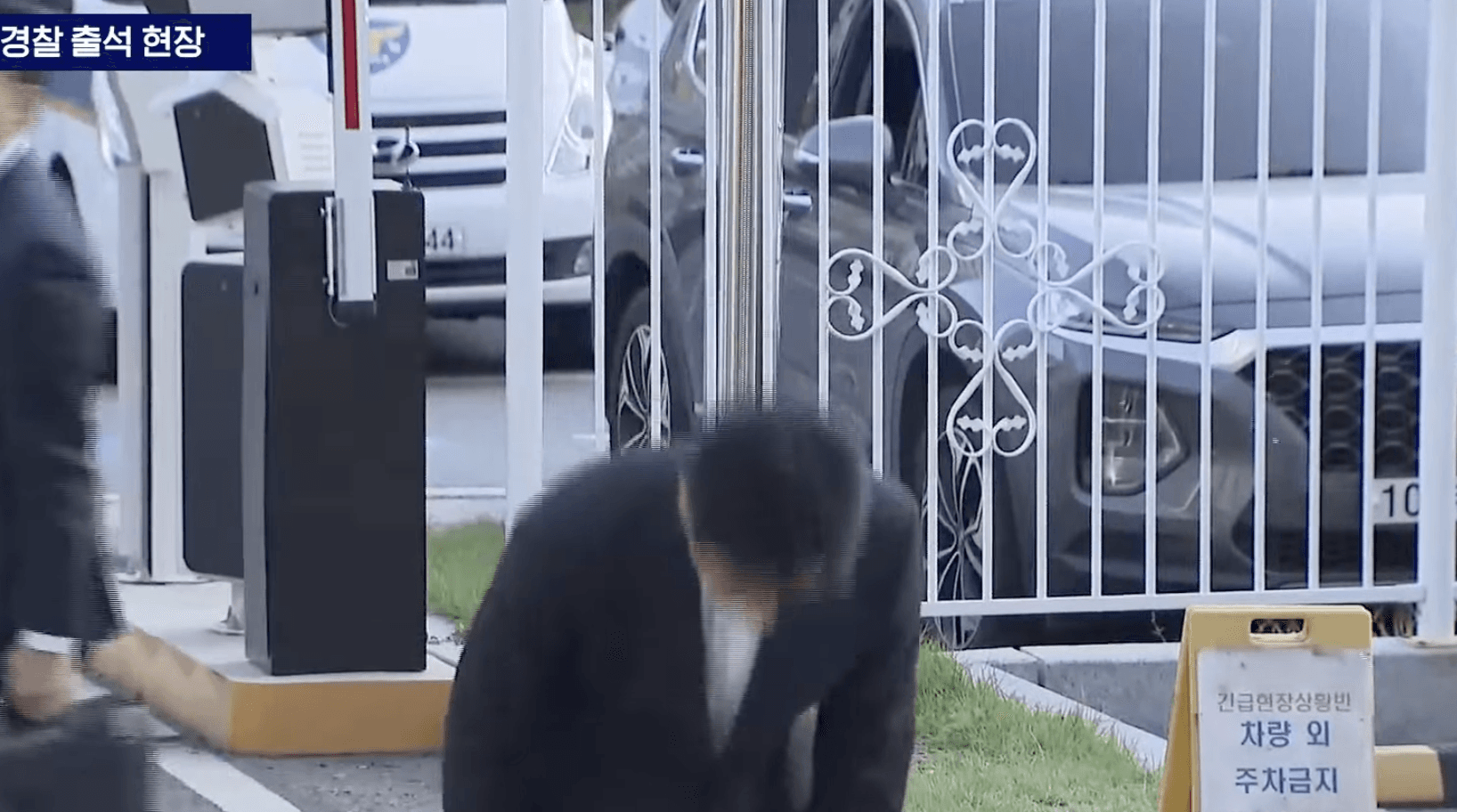 李善均現身2分鐘接受採訪,一共說了6次對不起、嘆氣3次,鞠躬了5次。(截圖自SBS News)