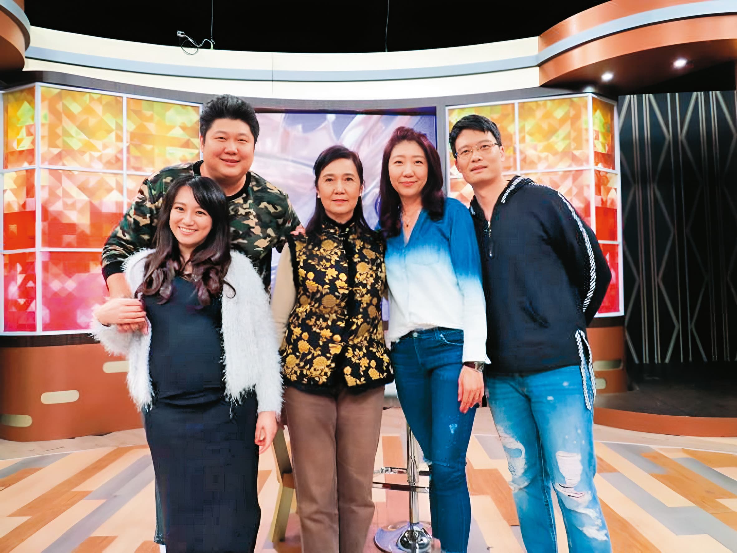 哈孝遠姐夫Paul(右起)、姐姐哈平遠、哈媽媽、哈孝遠、老婆瑄瑄昔日同框錄影畫面已成往事。(衛視中文台提供)