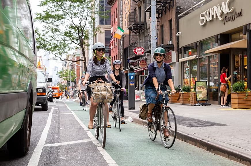 紐約道路設計率先採用保護型自行車道。(翻攝自nycstreetdesign.info)
