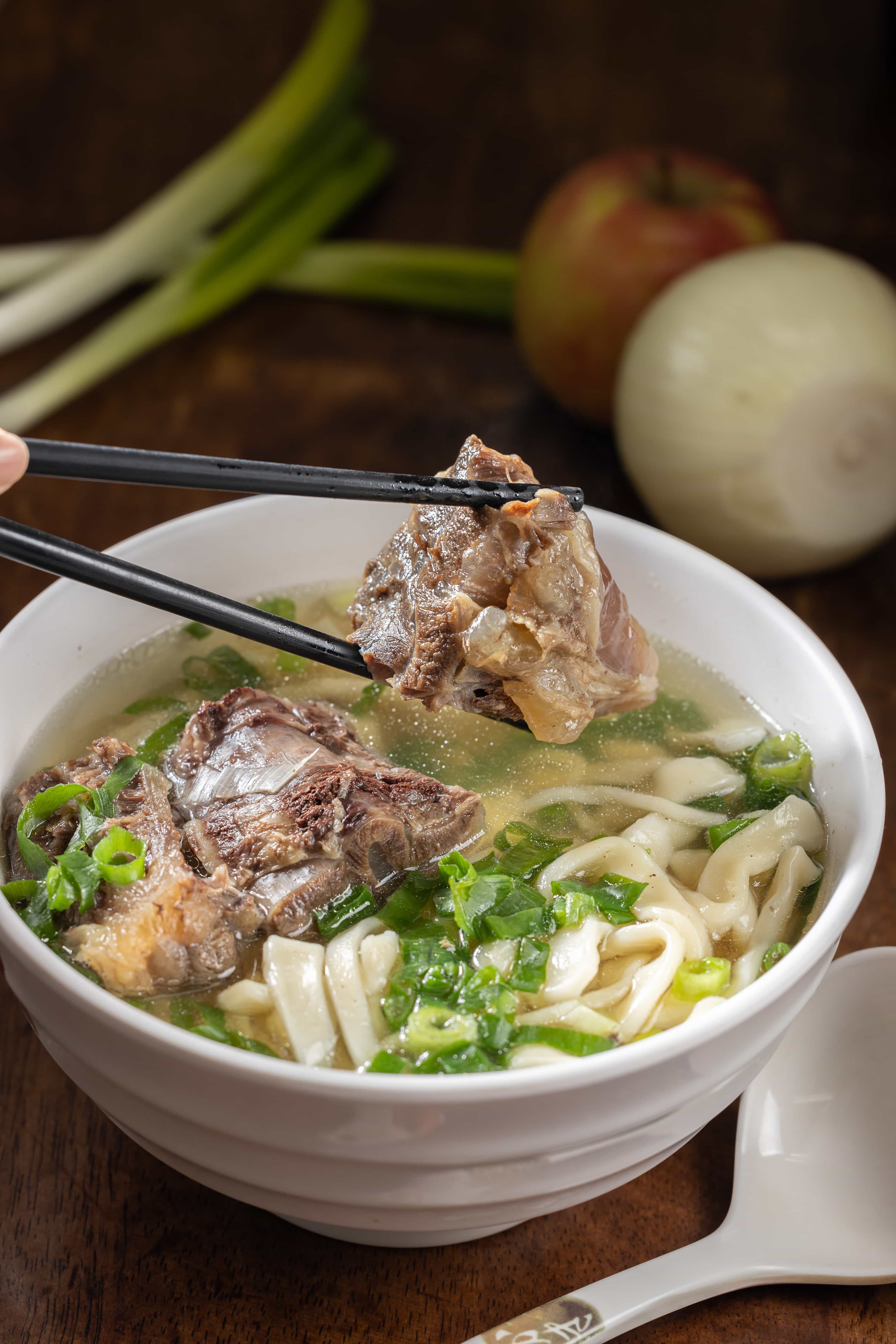 「清燉牛肉麵」牛肉軟香鮮嫩,連筋都輕鬆一咬即散。(140元/碗)