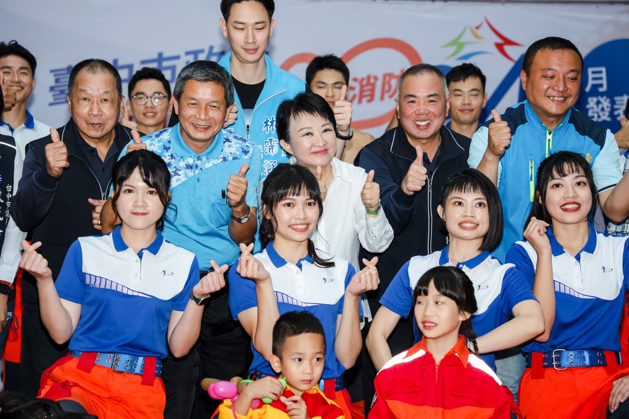 台中市長盧秀燕今天出席「2024消防形象月曆」開箱活動。(台中市政府提供)