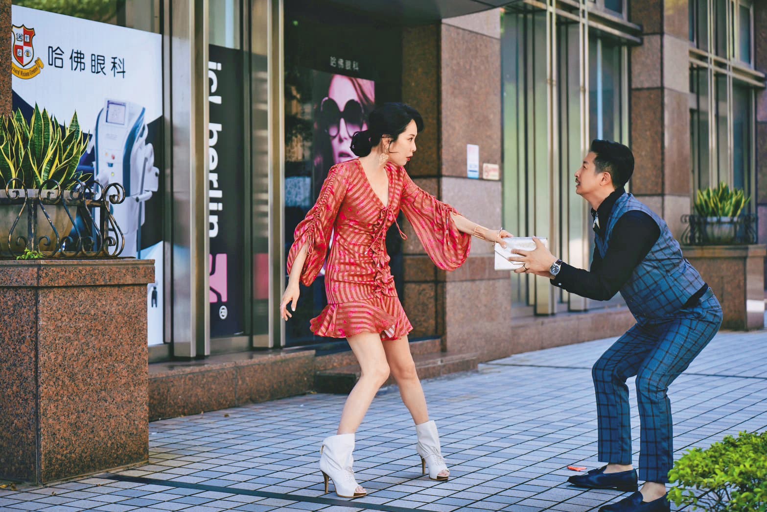 《我的婆婆怎麼那麼可愛2》,天心(左)客串演出,與邱凱偉 (右)上演大女人與小男人的戲碼。(公共電視提供)