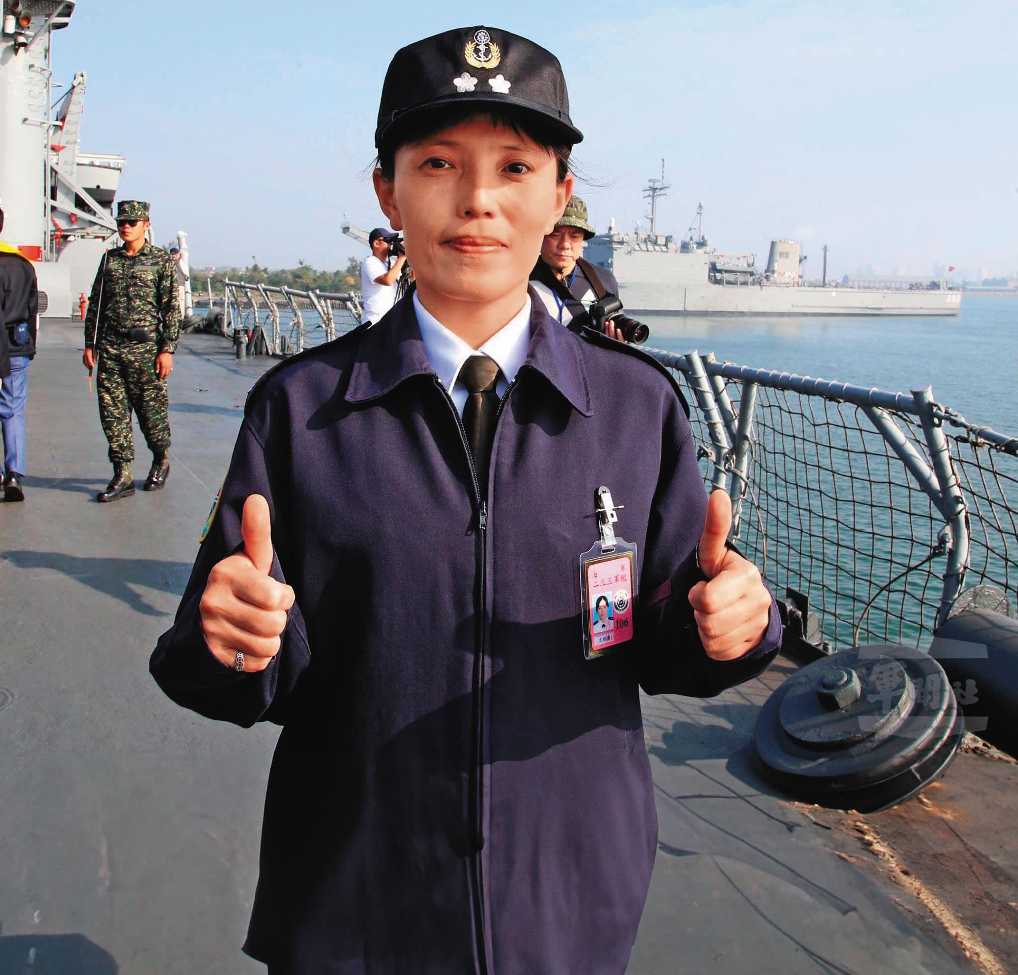 遭國安局少將謝靜華強吻的馬尾妹尤鐿濂(圖)是高階軍官,還是海軍第一位女艦長。(翻攝國防部發言人臉書)