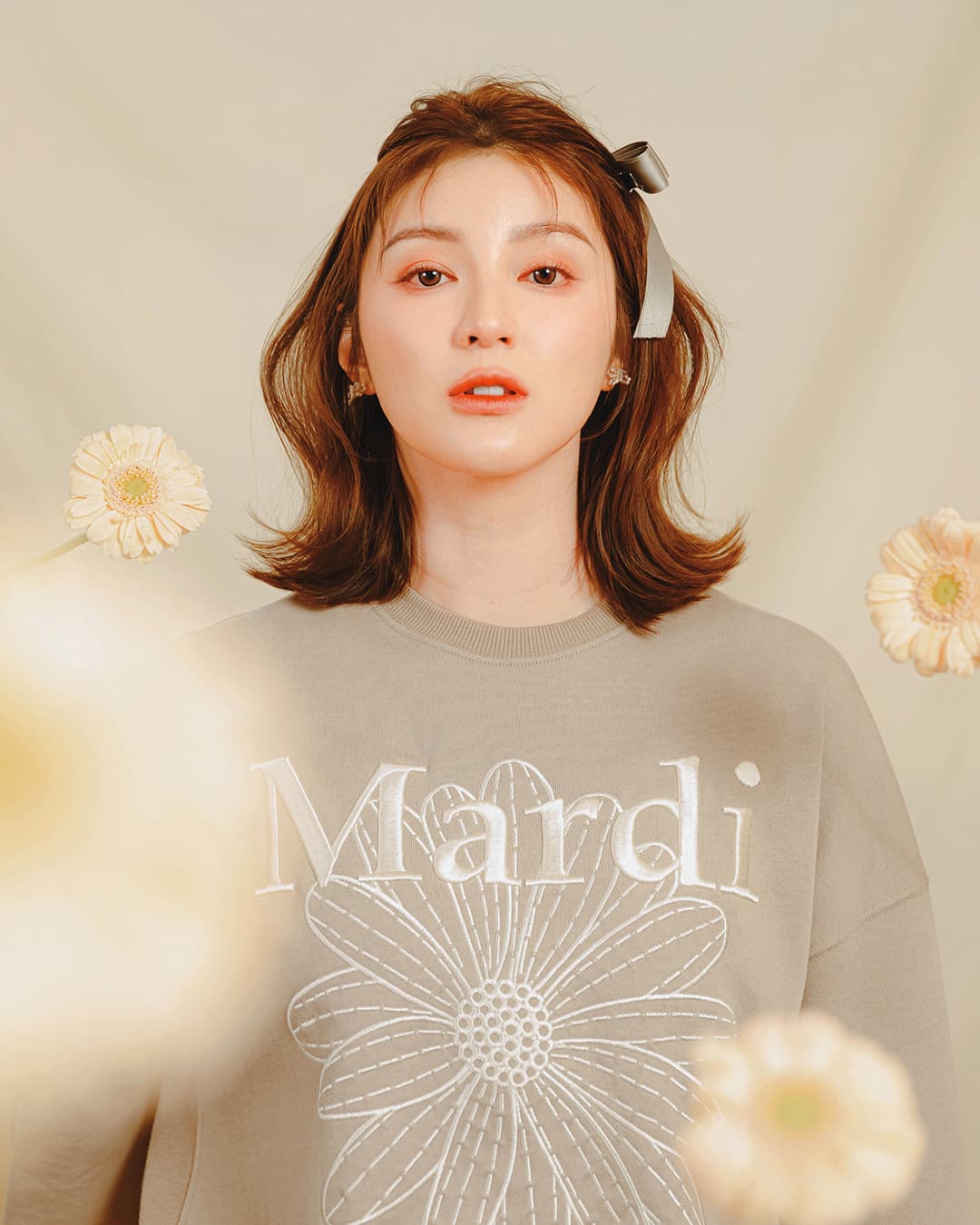 Mardi Mercredi迷霧褐經典小雛菊刺繡衛衣 NT$3,900。(FRUITION提供)