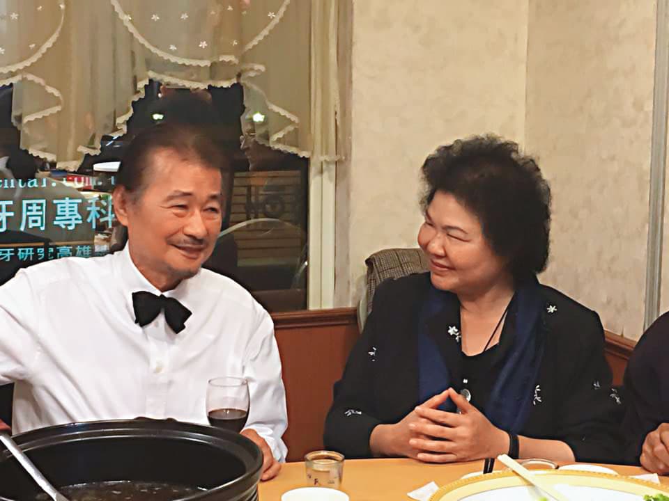 施明德(左)晚年與黨內疏離,僅陳菊(右)、柯建銘等老友與他保持聯繫。(翻攝施明德臉書)