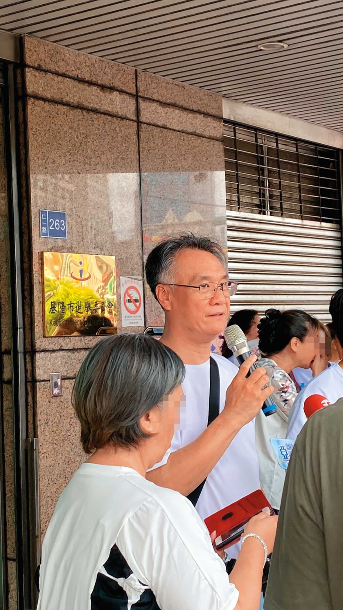 任職於基隆二信的蘇姓公關主任,被拍到手持麥克風,在謝國樑登記現場指揮調度人員。(讀者提供)