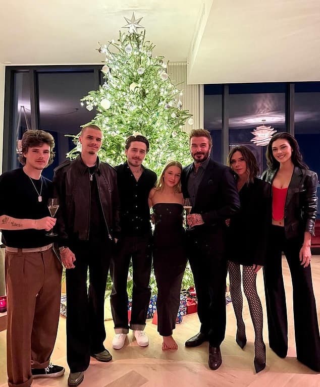 2024年12月,布魯克林和妻子跟貝克漢一家過耶誕節。(翻攝victoriabeckham IG)