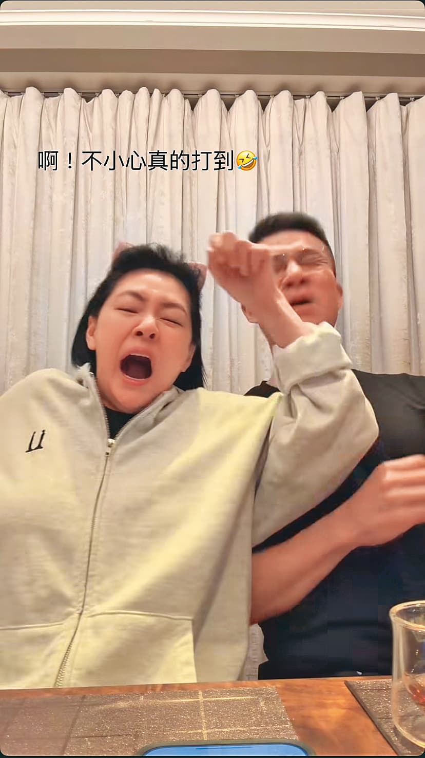 小S(左)挑戰超夯「臭臭舞」,不料直接給老公許雅鈞(右)來個正面迎擊。說好不打臉的QQ~(翻攝自小S IG)