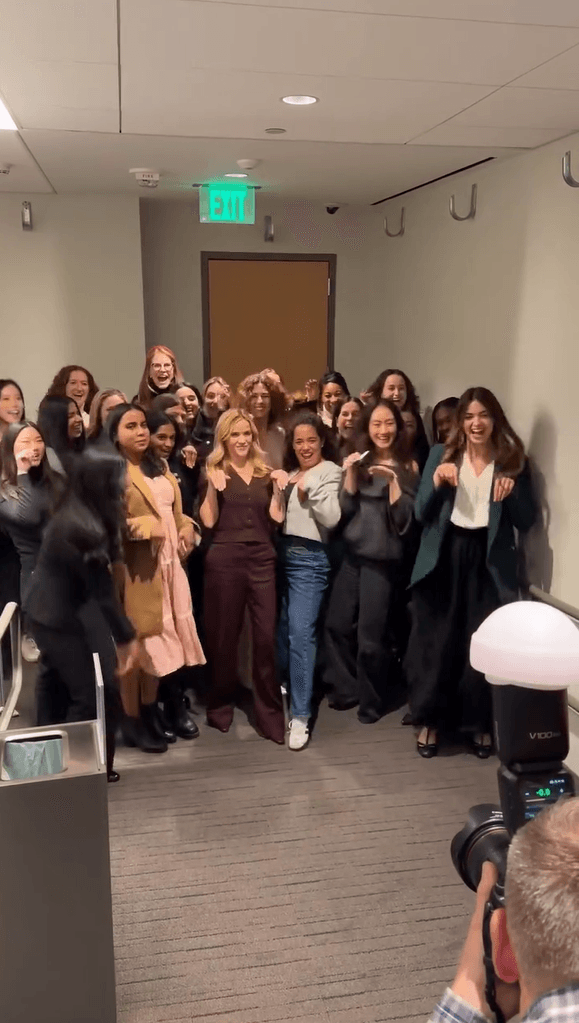 薇斯朋與哈佛師生重現經典的「彎腰撿東西」橋段。(翻攝reesewitherspoon IG)