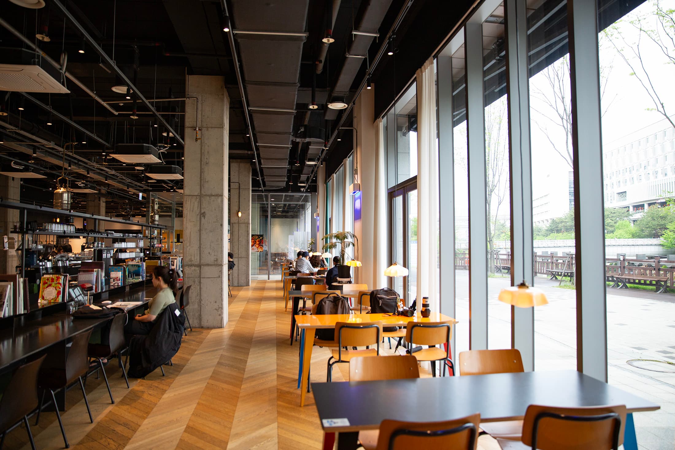 TERAROSA COFFEE內部空間採光極佳,大片自然光灑落,營造出舒適的工作氛圍。