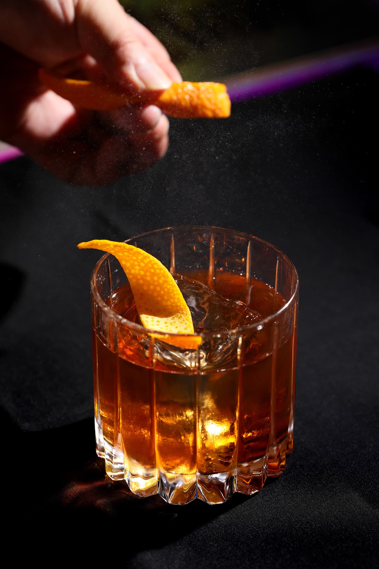 若想嘗試點老派滋味,也能請調酒師做一杯「Old Fashioned」等經典調酒。(400元/杯)