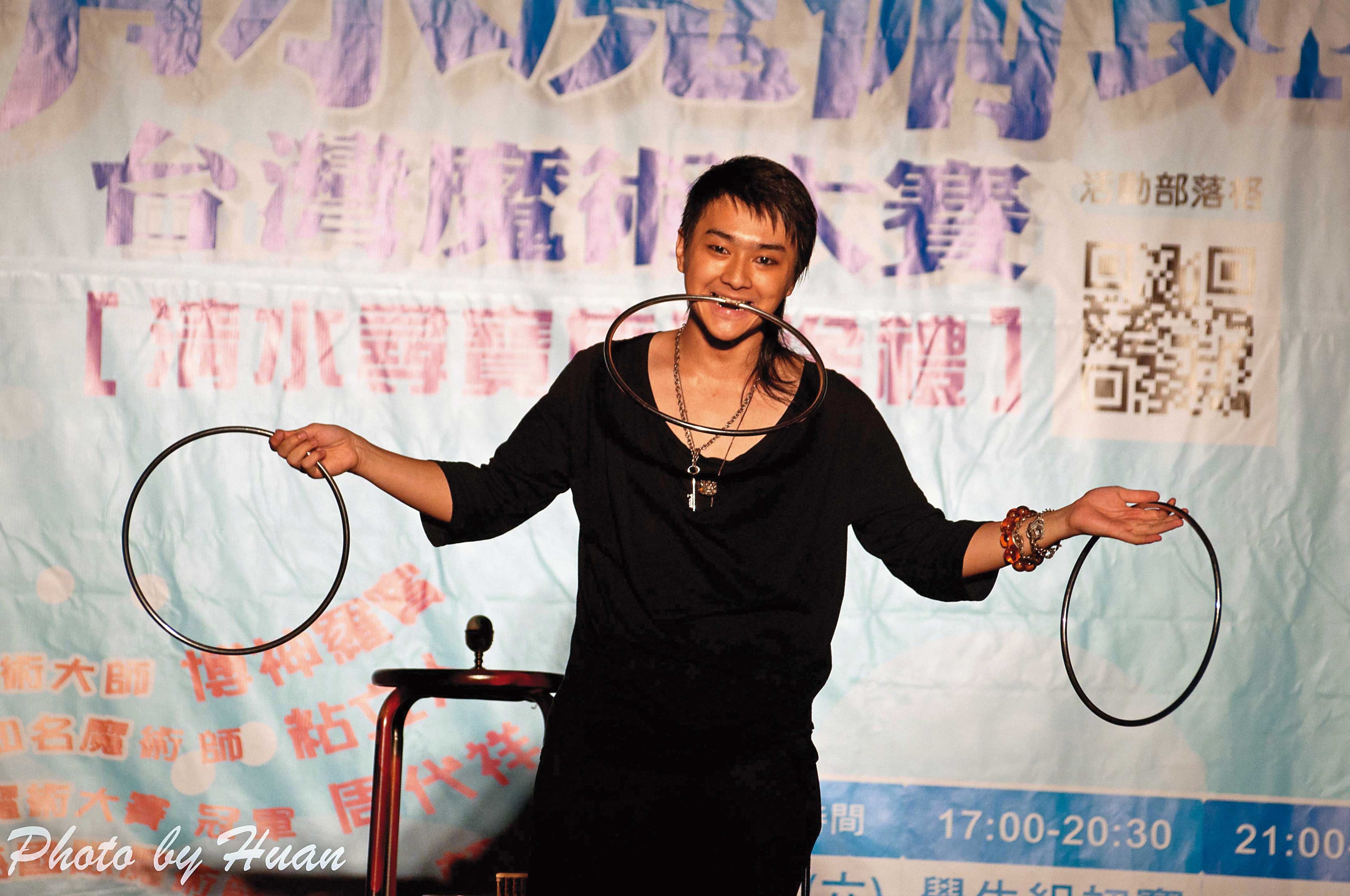 大學時期鄒秉勳瘋狂參加國內外大大小小魔術比賽,在圈中已頗有名氣。(鄒秉勳提供)