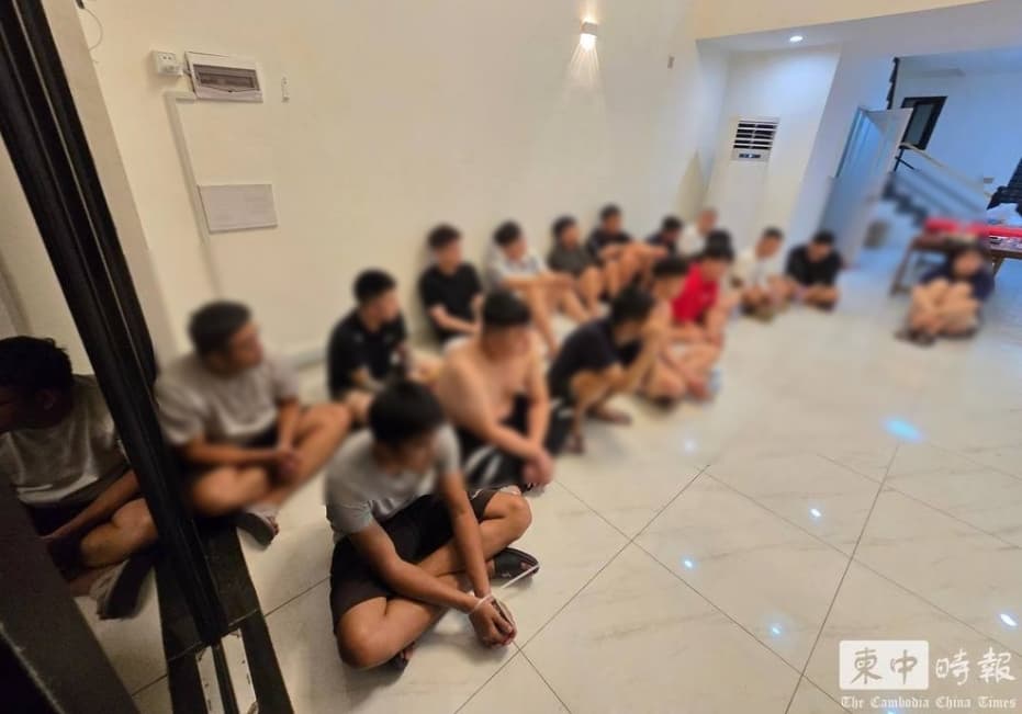 柬埔寨金邊警方破獲一處民宅內的詐騙據點,其中包含23名台灣嫌疑犯。(柬中時報)