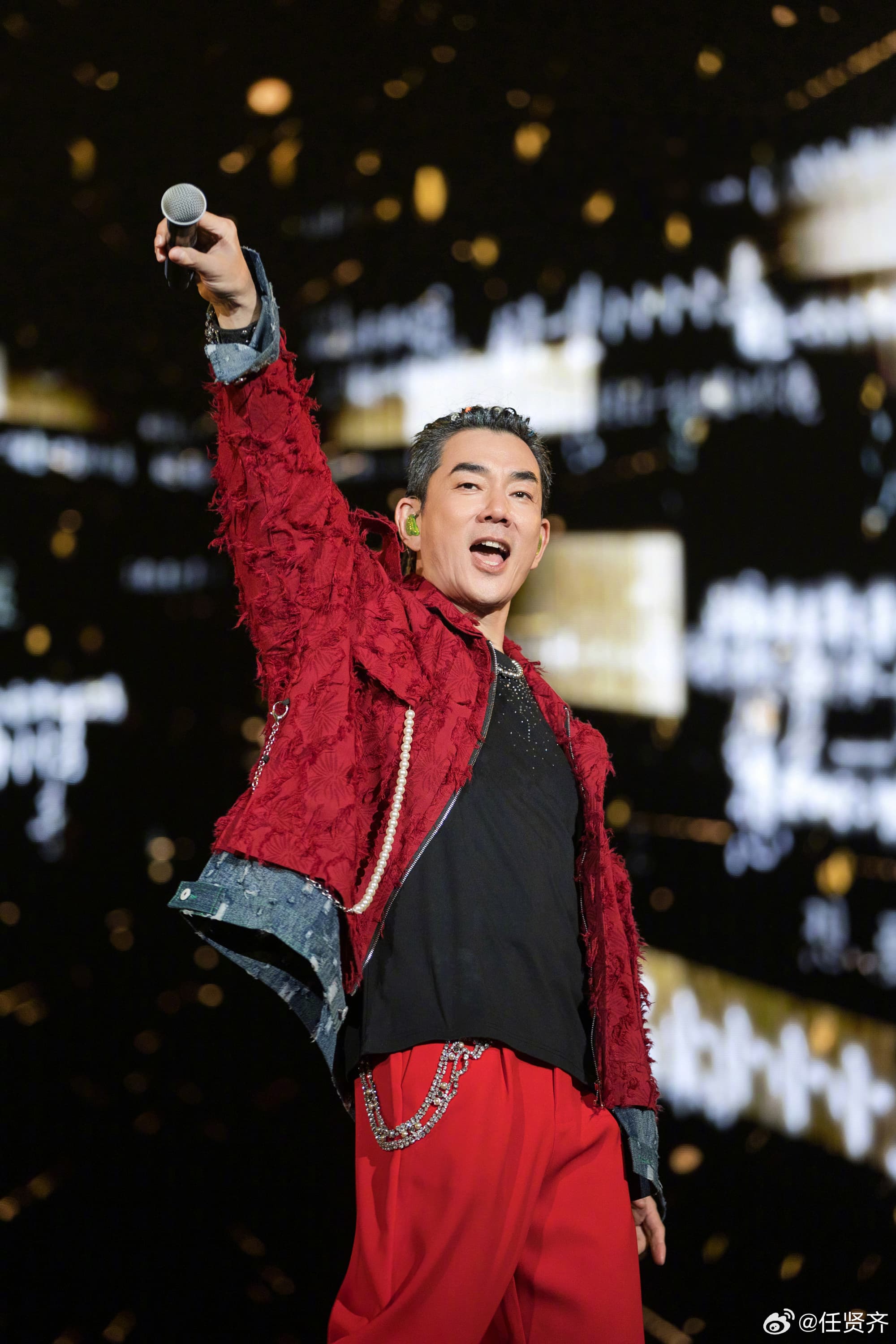 任賢齊為「齊跡二〇二五」巡迴演唱會在世界各地跑透透,還常到各地看房地產。(翻攝自任賢齊微博)