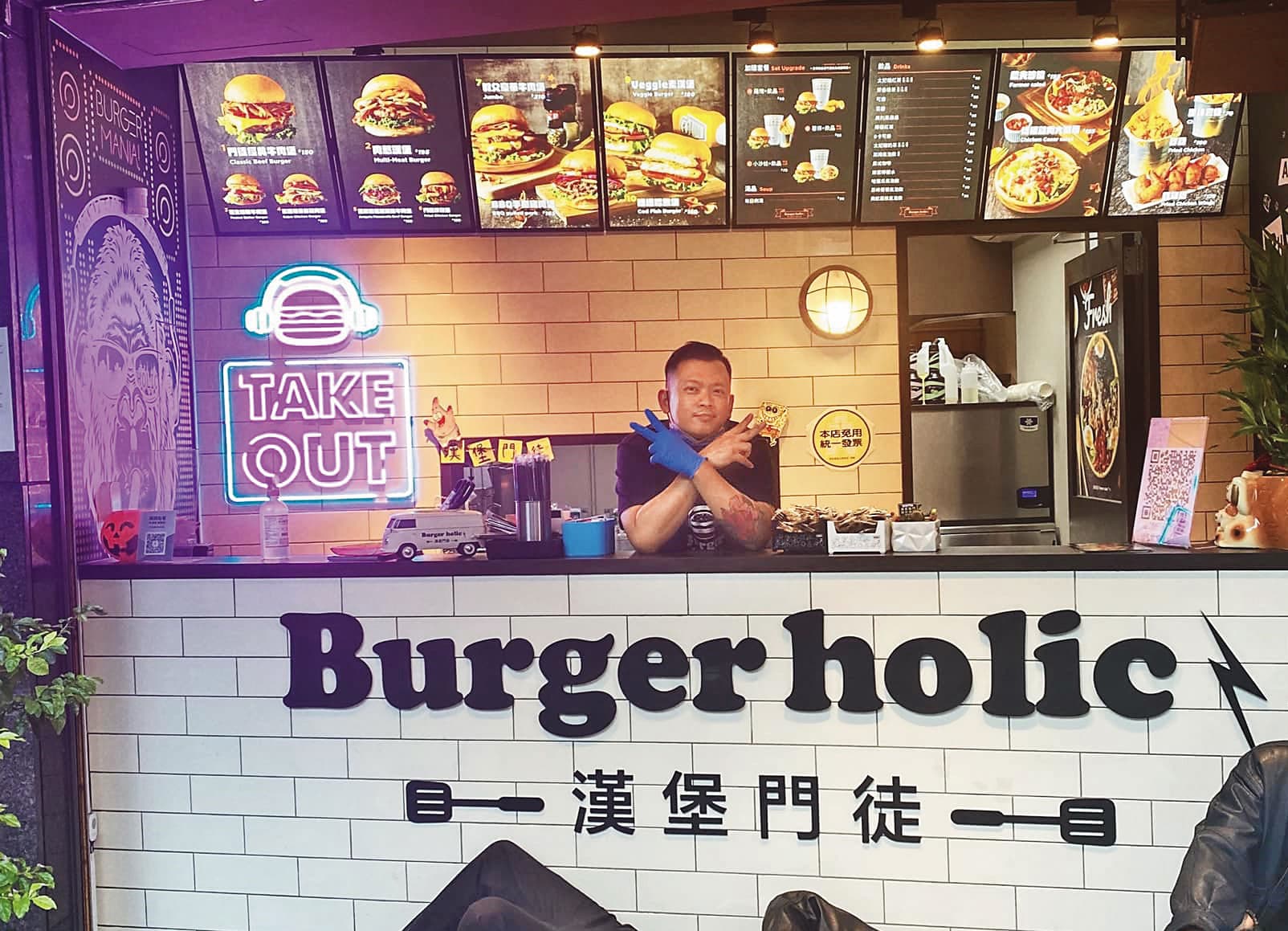 楊居霖自稱漢堡名店創辦人兼總主廚,該店後來倒閉。(翻攝漢堡門徒臉書)