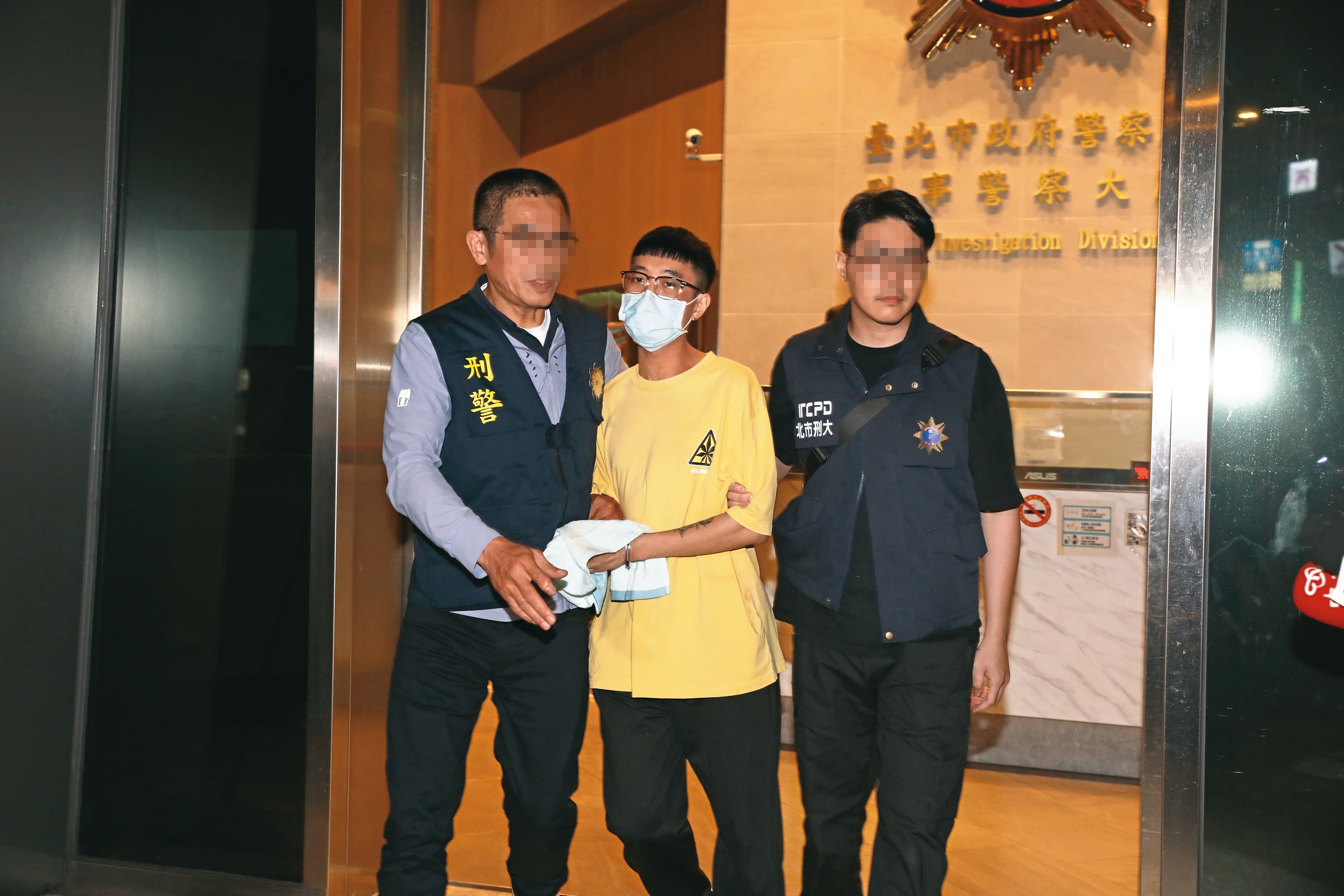 孫安佐的經紀人朱翊銘(中)從北市刑大帶出移送北檢,他被起底資歷非常「豐富」而且特別。