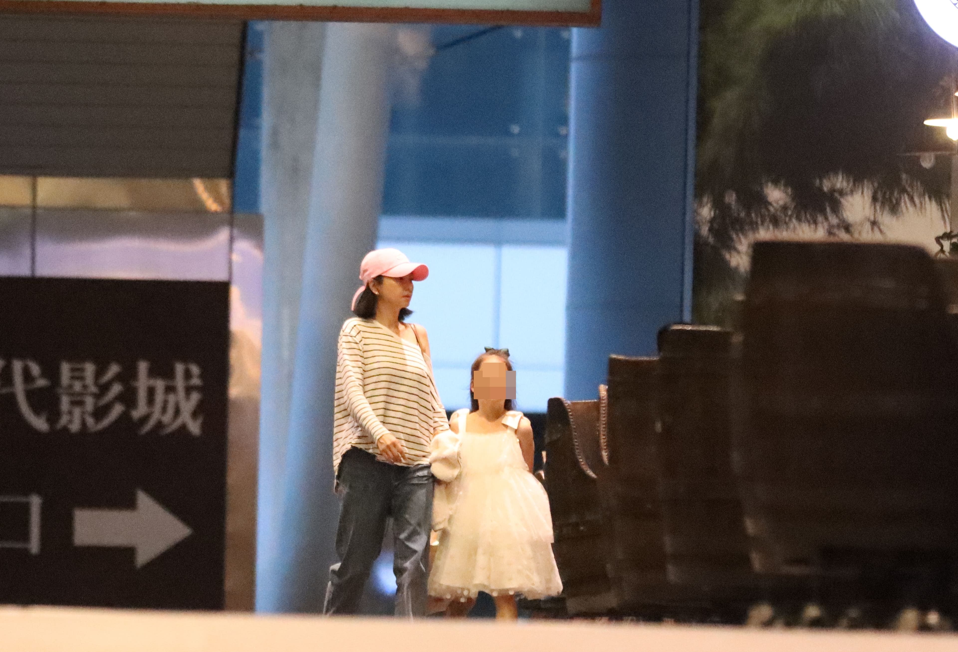 27日晚間6點40分,六月帶女兒現身南港商場。